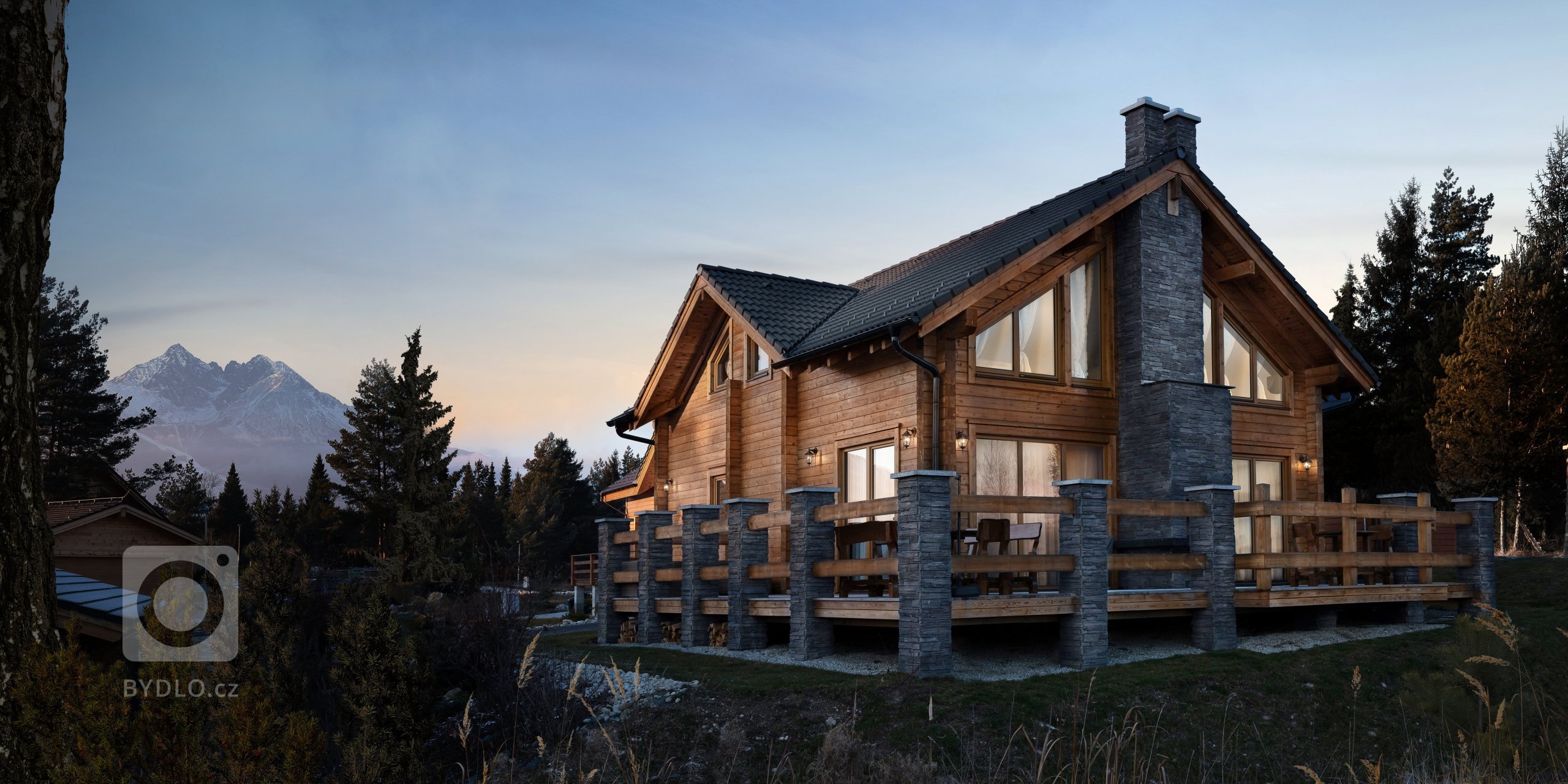 Dva dřevěné domy v&nbsp;tradičním stylu na úpatí Vysokých Tater

Majitel je milovníkem klasiky, tradic a také slovenského folkloru a jeho přáním bylo, aby…