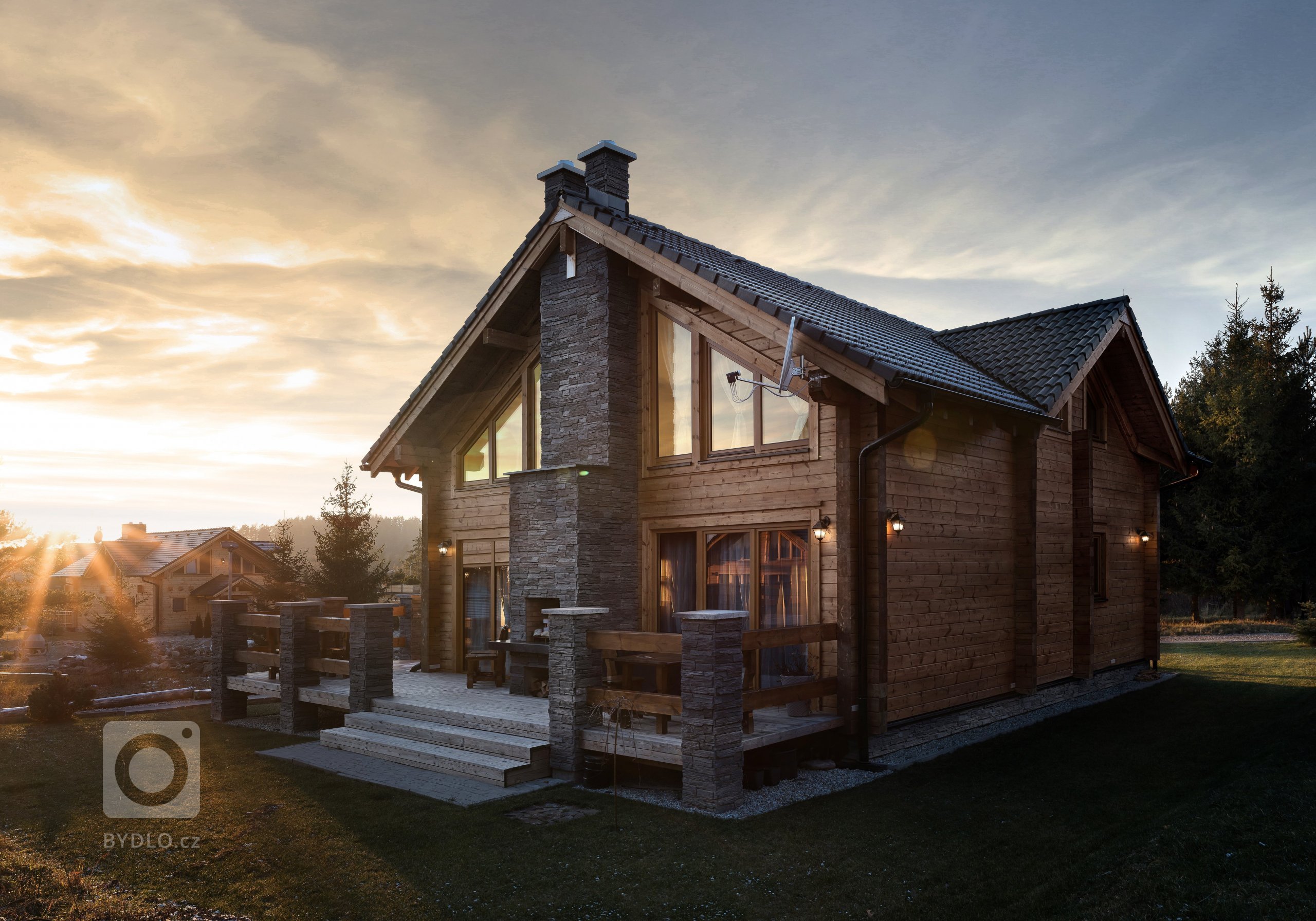 Dva dřevěné domy v&nbsp;tradičním stylu na úpatí Vysokých Tater

Majitel je milovníkem klasiky, tradic a také slovenského folkloru a jeho přáním bylo, aby…