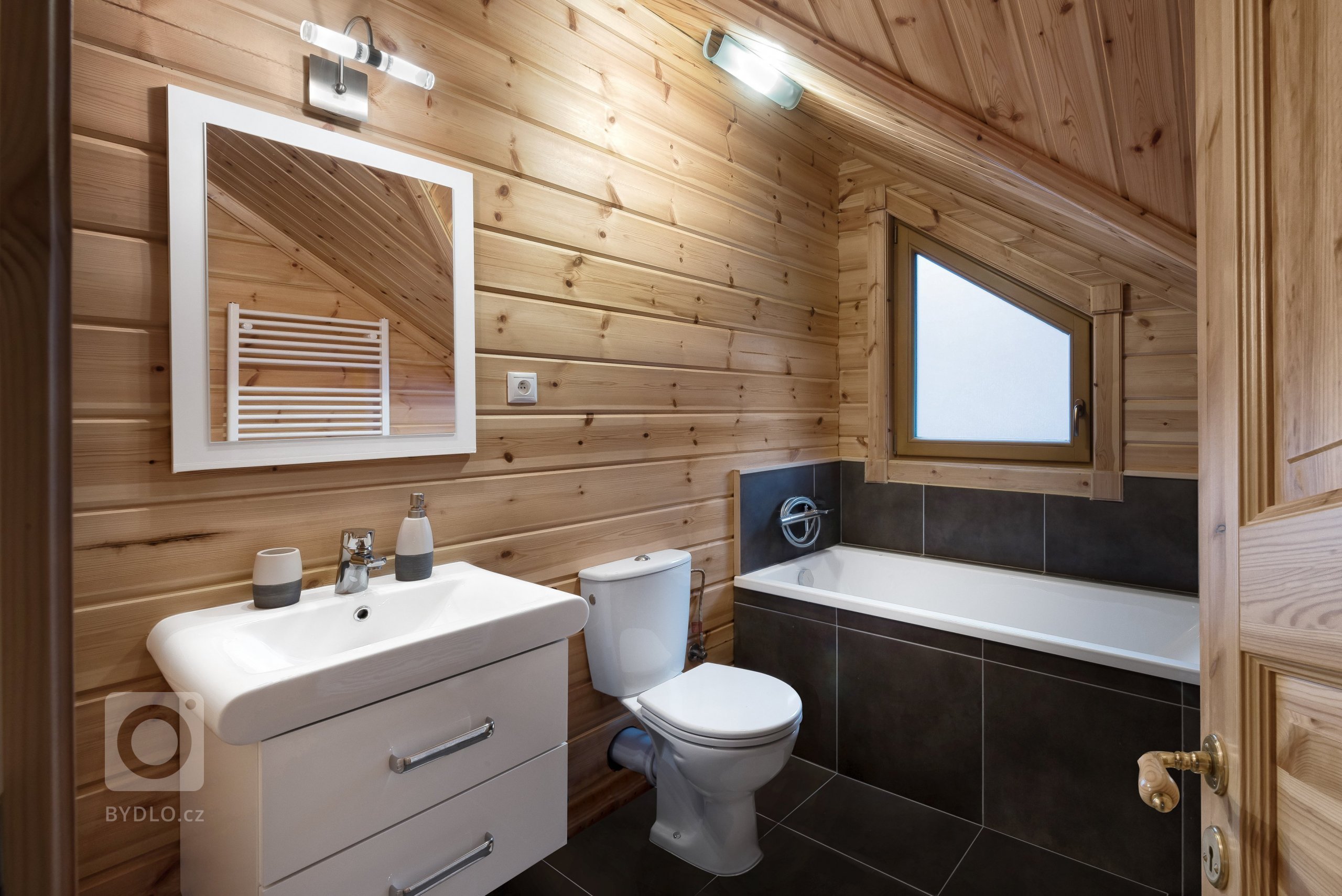 Dva dřevěné domy v&nbsp;tradičním stylu na úpatí Vysokých Tater

Majitel je milovníkem klasiky, tradic a také slovenského folkloru a jeho přáním bylo, aby…