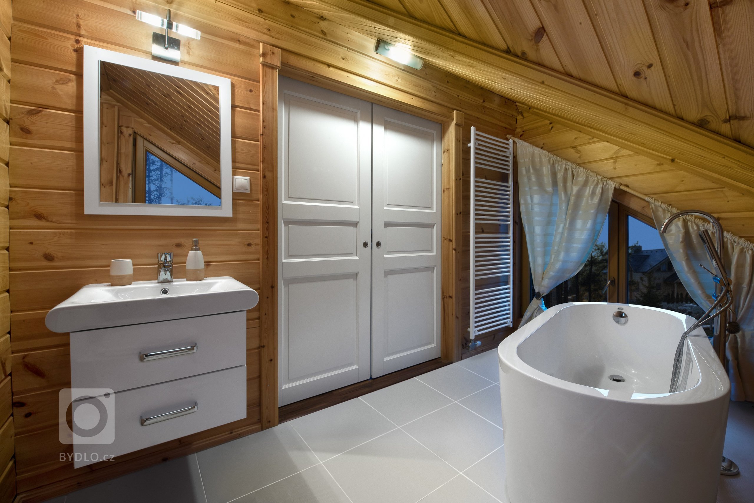 Dva dřevěné domy v&nbsp;tradičním stylu na úpatí Vysokých Tater

Majitel je milovníkem klasiky, tradic a také slovenského folkloru a jeho přáním bylo, aby…