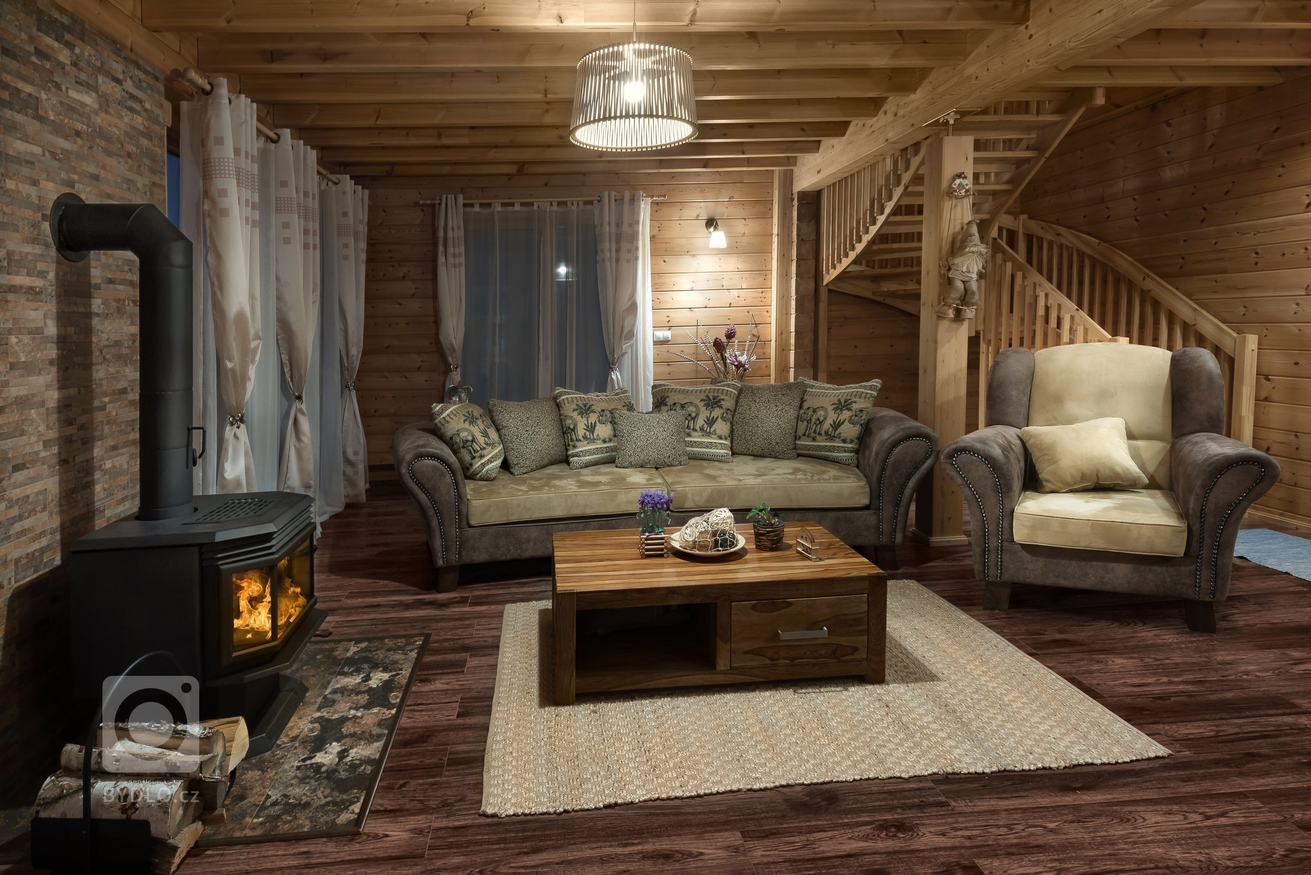 Dva dřevěné domy v&nbsp;tradičním stylu na úpatí Vysokých Tater

Majitel je milovníkem klasiky, tradic a také slovenského folkloru a jeho přáním bylo, aby…