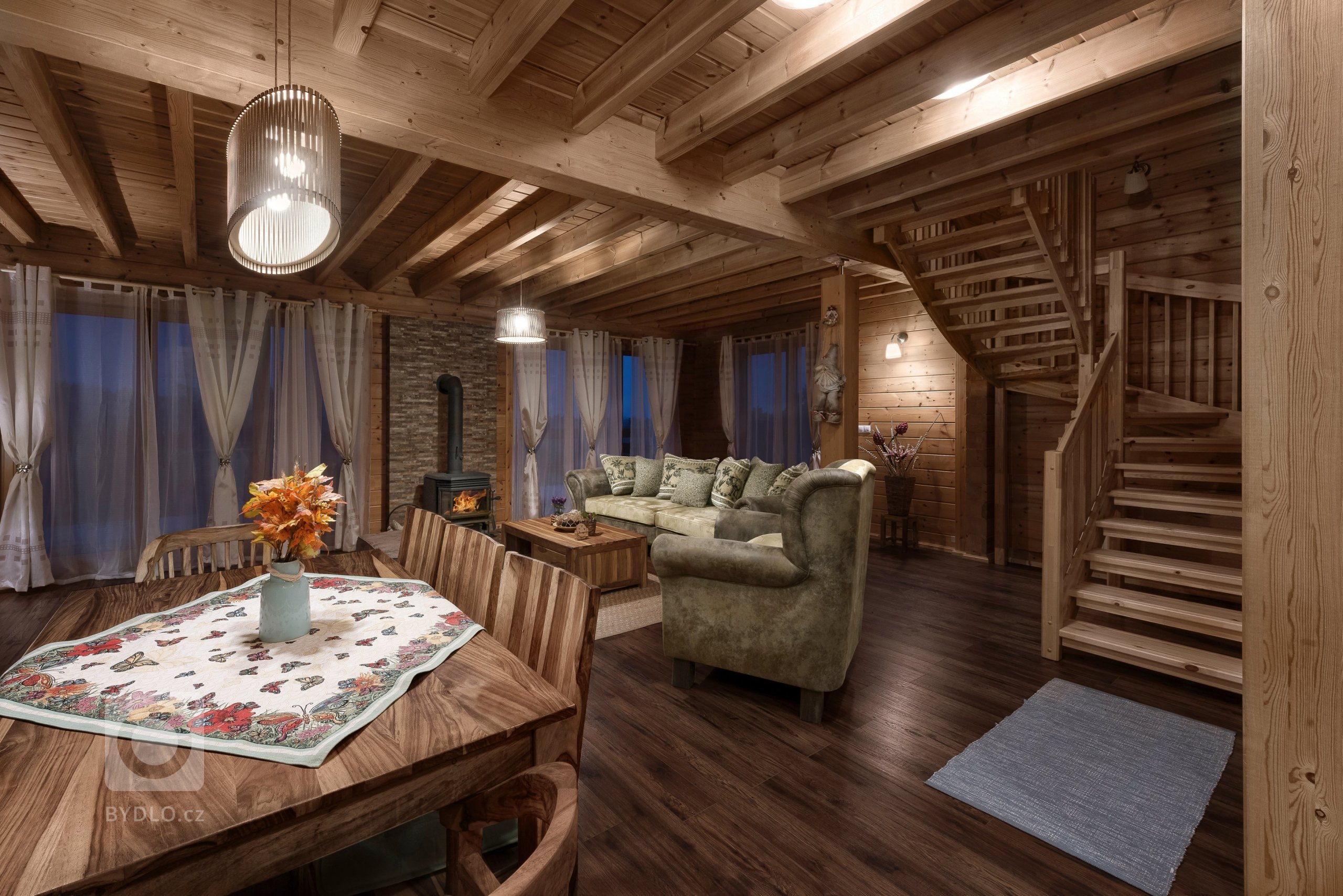 Dva dřevěné domy v&nbsp;tradičním stylu na úpatí Vysokých Tater

Majitel je milovníkem klasiky, tradic a také slovenského folkloru a jeho přáním bylo, aby…