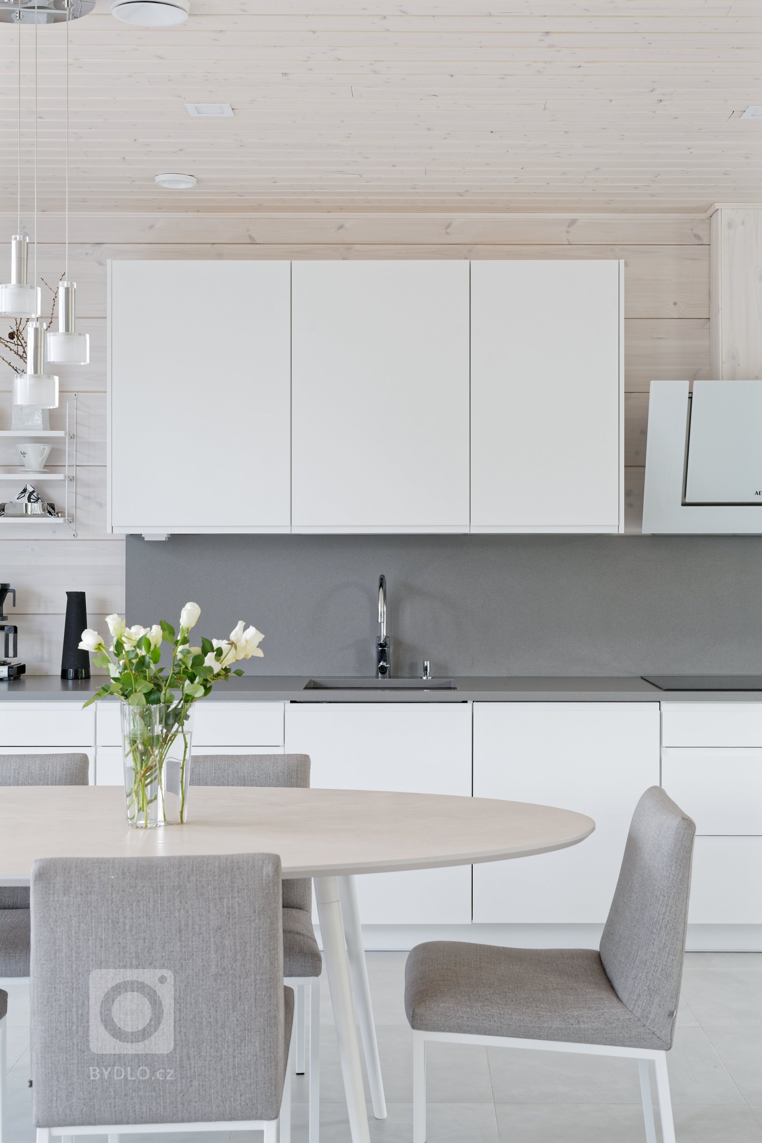 KONTIO Glasshouse je dřevěný dům z lepených hranolů SmartLog o rozměrech 205x275 (inovativní technologie SmartLog zamezuje sedání dřeva). Tento Glasshouse s…