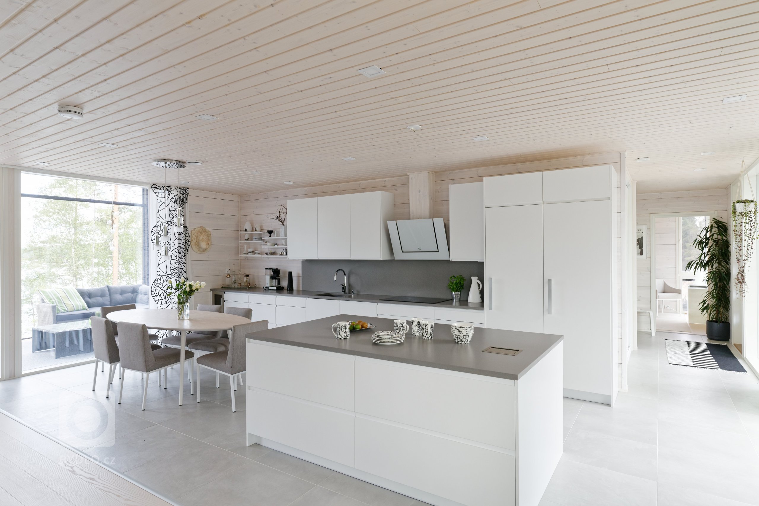 KONTIO Glasshouse je dřevěný dům z lepených hranolů SmartLog o rozměrech 205x275 (inovativní technologie SmartLog zamezuje sedání dřeva). Tento Glasshouse s…