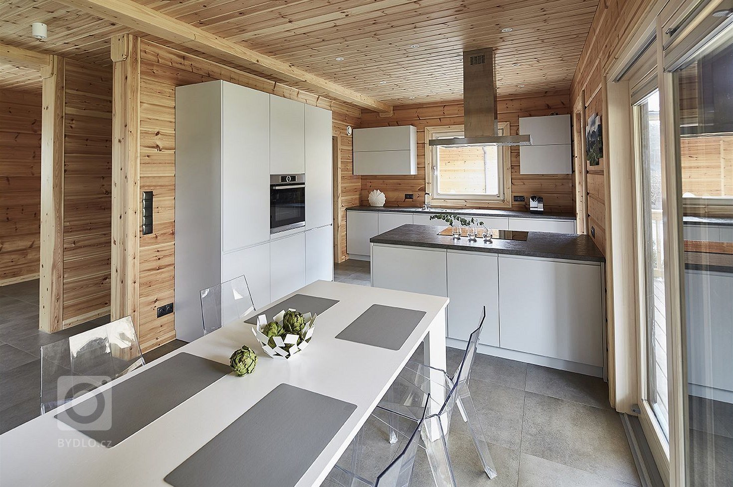 Mladý pár nechal postavit v malém lázeňském městečku finský srubový dům Iso-Kajastus, který si&nbsp;snoubí působivý vzhled a funkčnost. Katedrálový strop a…