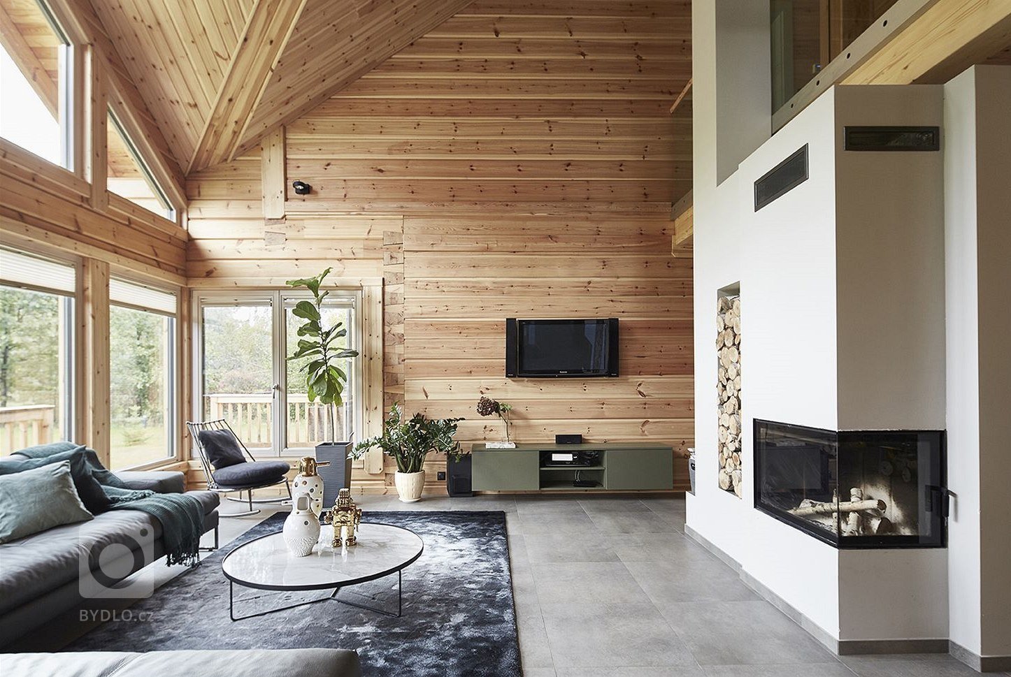 Mladý pár nechal postavit v malém lázeňském městečku finský srubový dům Iso-Kajastus, který si&nbsp;snoubí působivý vzhled a funkčnost. Katedrálový strop a…