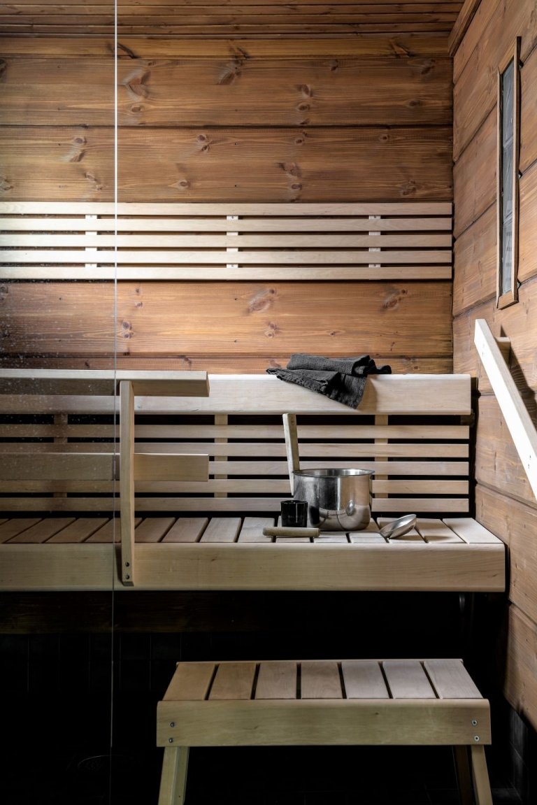 Pohledová trámová stěna sauny vytváří útulnou a teplou atmosféru. 