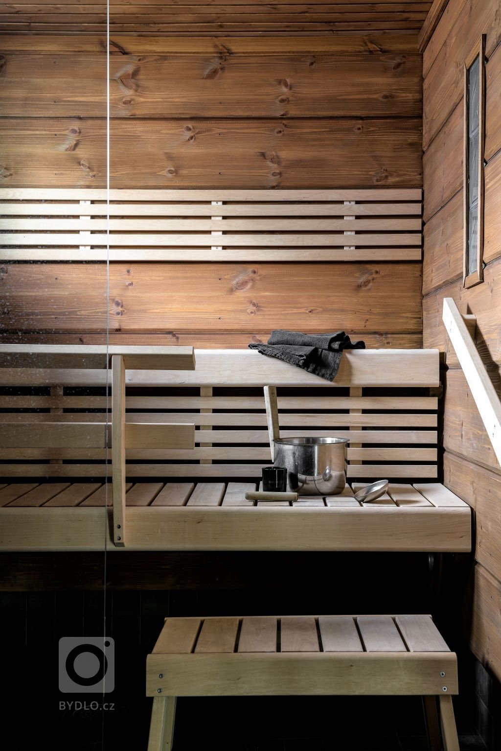 Pohledová trámová stěna sauny vytváří útulnou a teplou atmosféru. 