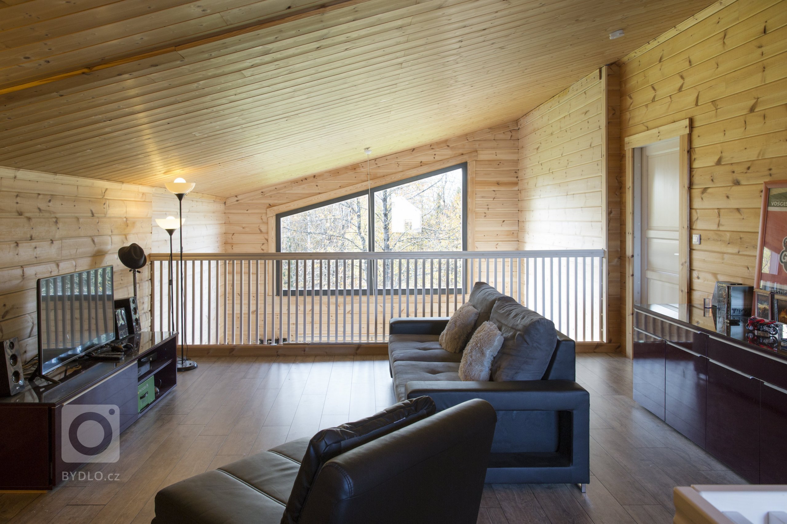 Moderní domy KONTIO se pyšní čistými liniemi a velkými okny s&nbsp;jednoduchými obložkami, které do vnitřních prostor domu propouštějí spoustu přirozeného…