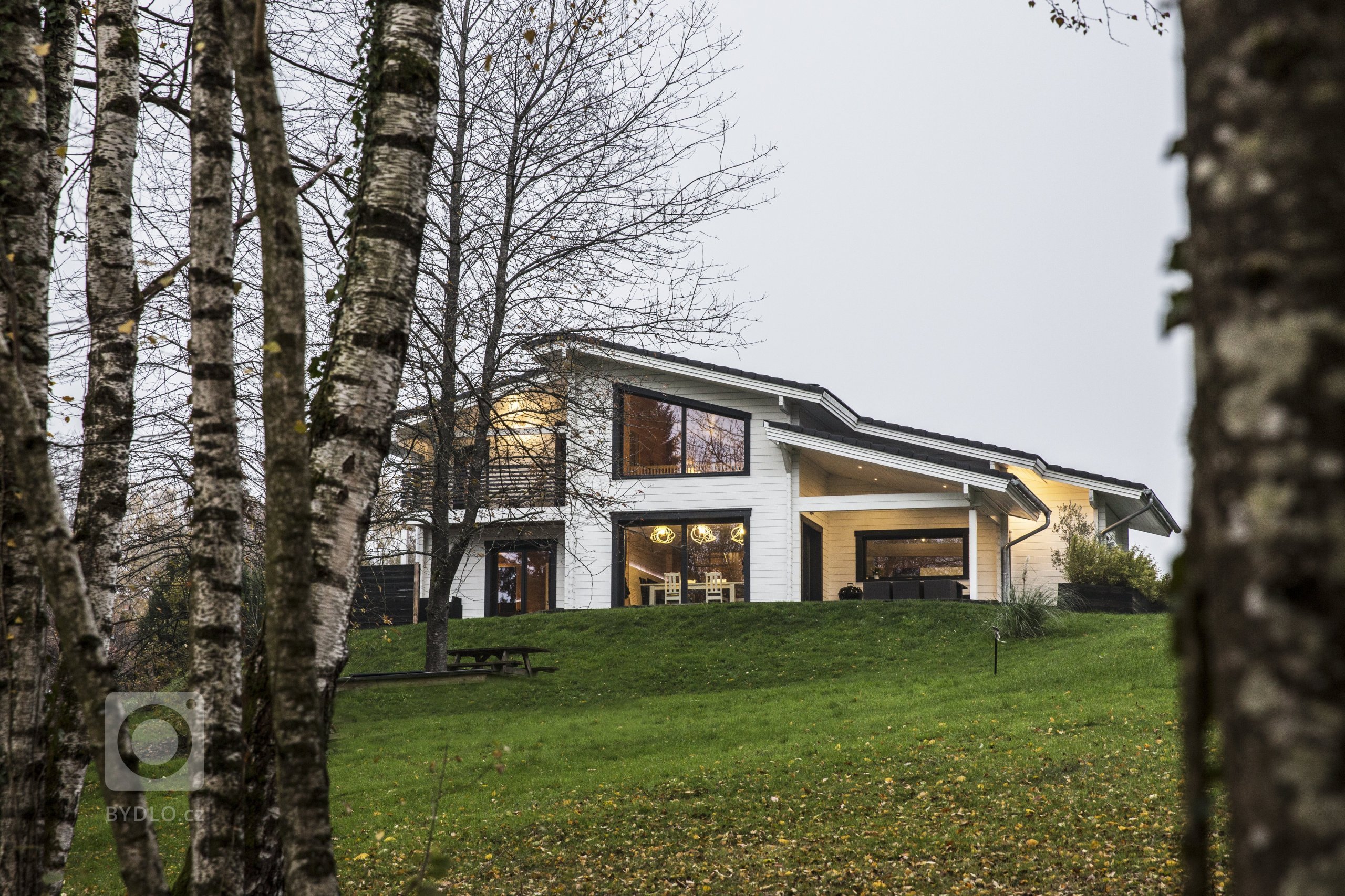 Moderní domy KONTIO se pyšní čistými liniemi a velkými okny s&nbsp;jednoduchými obložkami, které do vnitřních prostor domu propouštějí spoustu přirozeného…