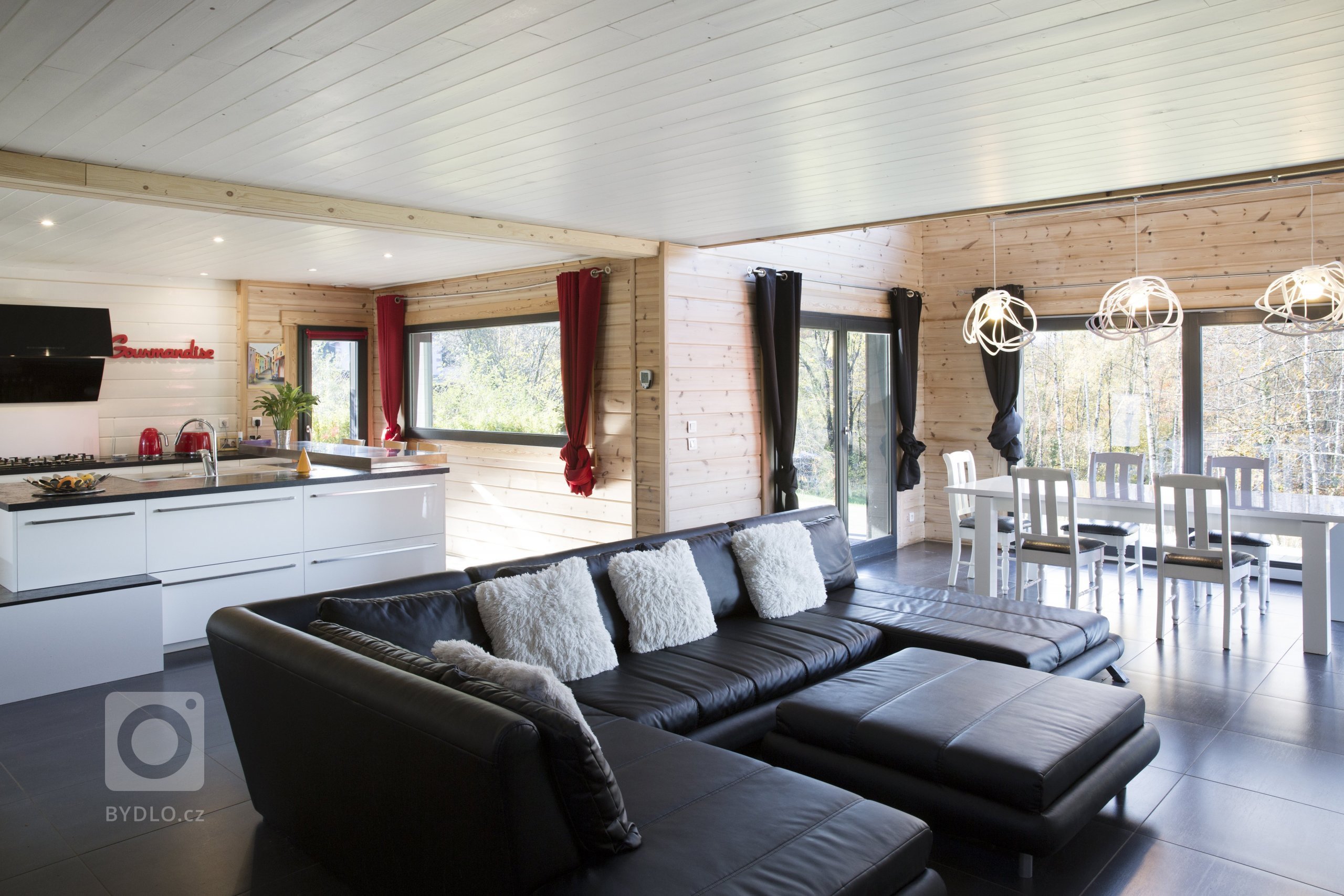 Moderní domy KONTIO se pyšní čistými liniemi a velkými okny s&nbsp;jednoduchými obložkami, které do vnitřních prostor domu propouštějí spoustu přirozeného…