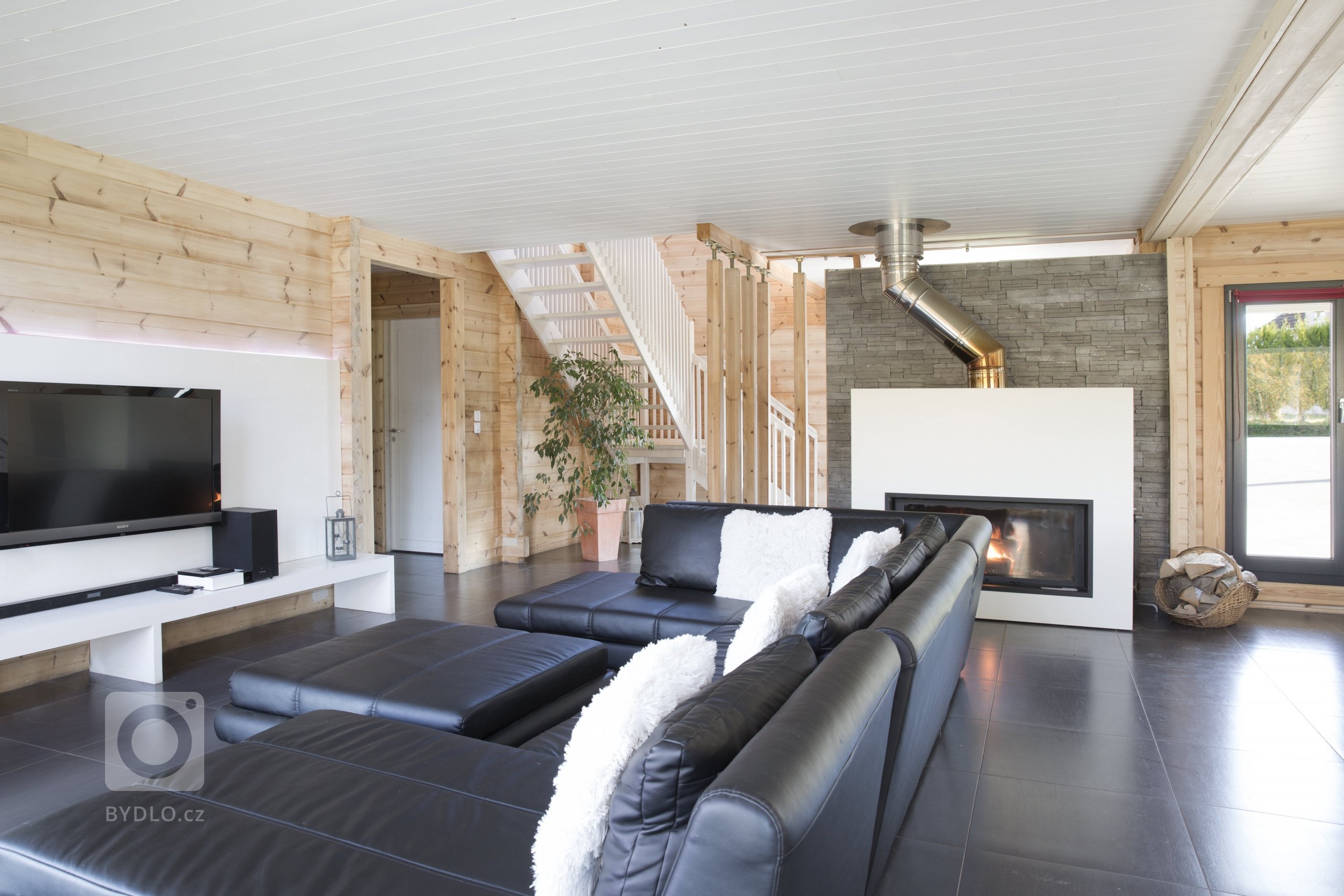 Moderní domy KONTIO se pyšní čistými liniemi a velkými okny s&nbsp;jednoduchými obložkami, které do vnitřních prostor domu propouštějí spoustu přirozeného…