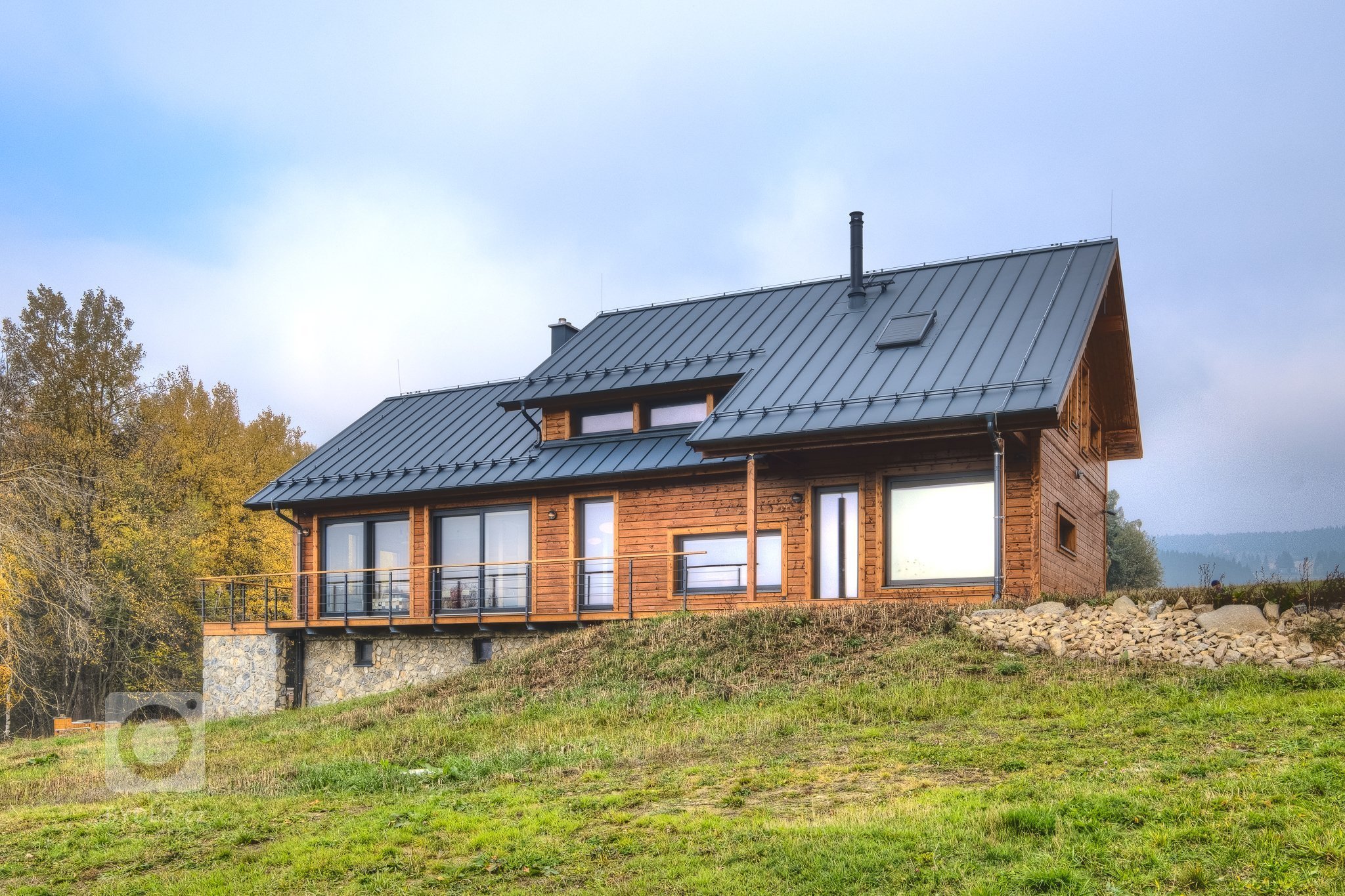 Prostorný dům v šumavské stráni postavený z masivních hranolů finské, polární borovice.
