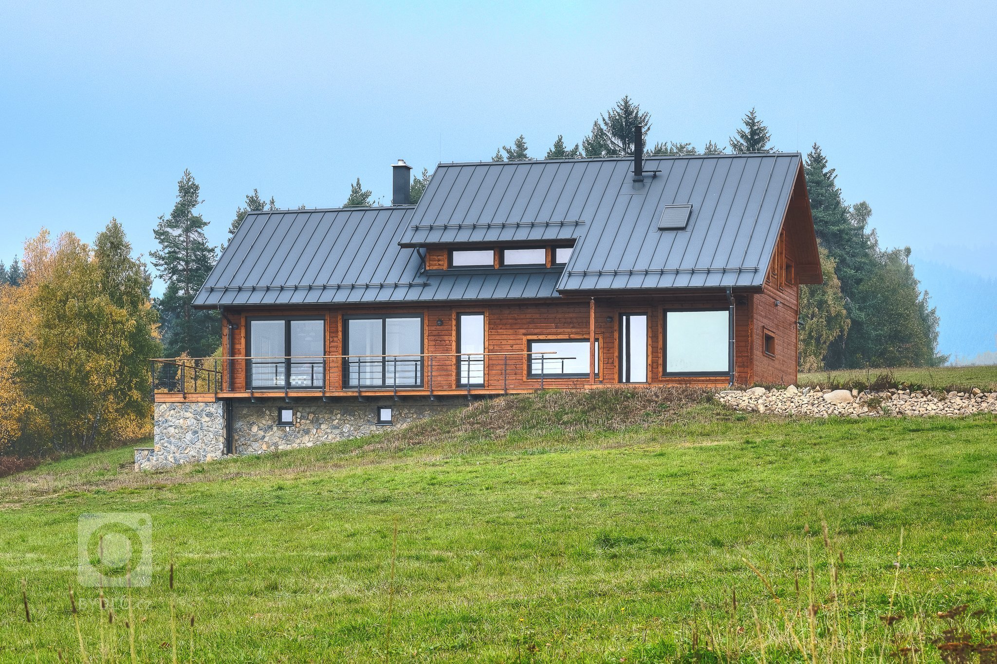 Prostorný dům v šumavské stráni postavený z masivních hranolů finské, polární borovice.

