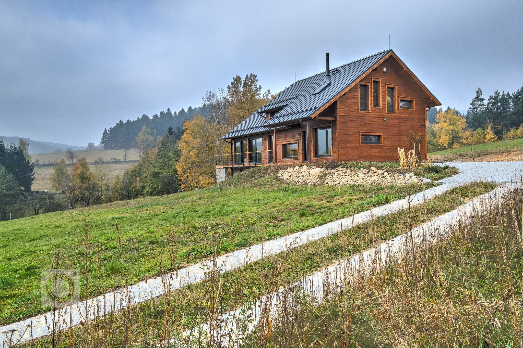 Prostorný dům v šumavské stráni postavený z masivních hranolů finské, polární borovice.
