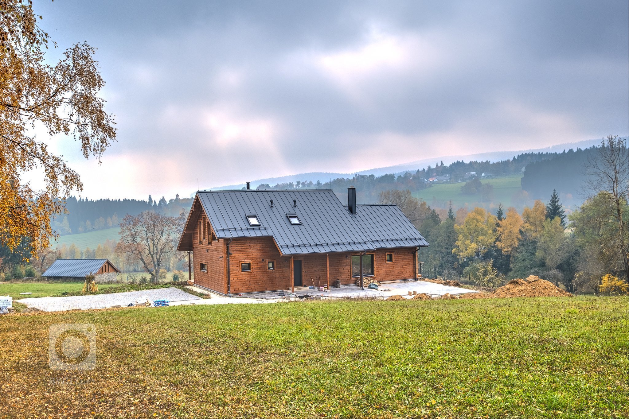 Prostorný dům v šumavské stráni postavený z masivních hranolů finské, polární borovice.
