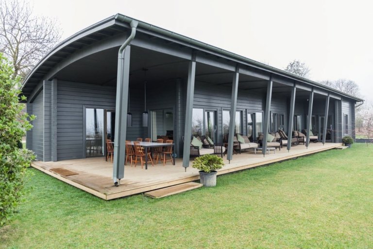 Kontio Hogsara – moderní skandinávská chata s oblou střechou