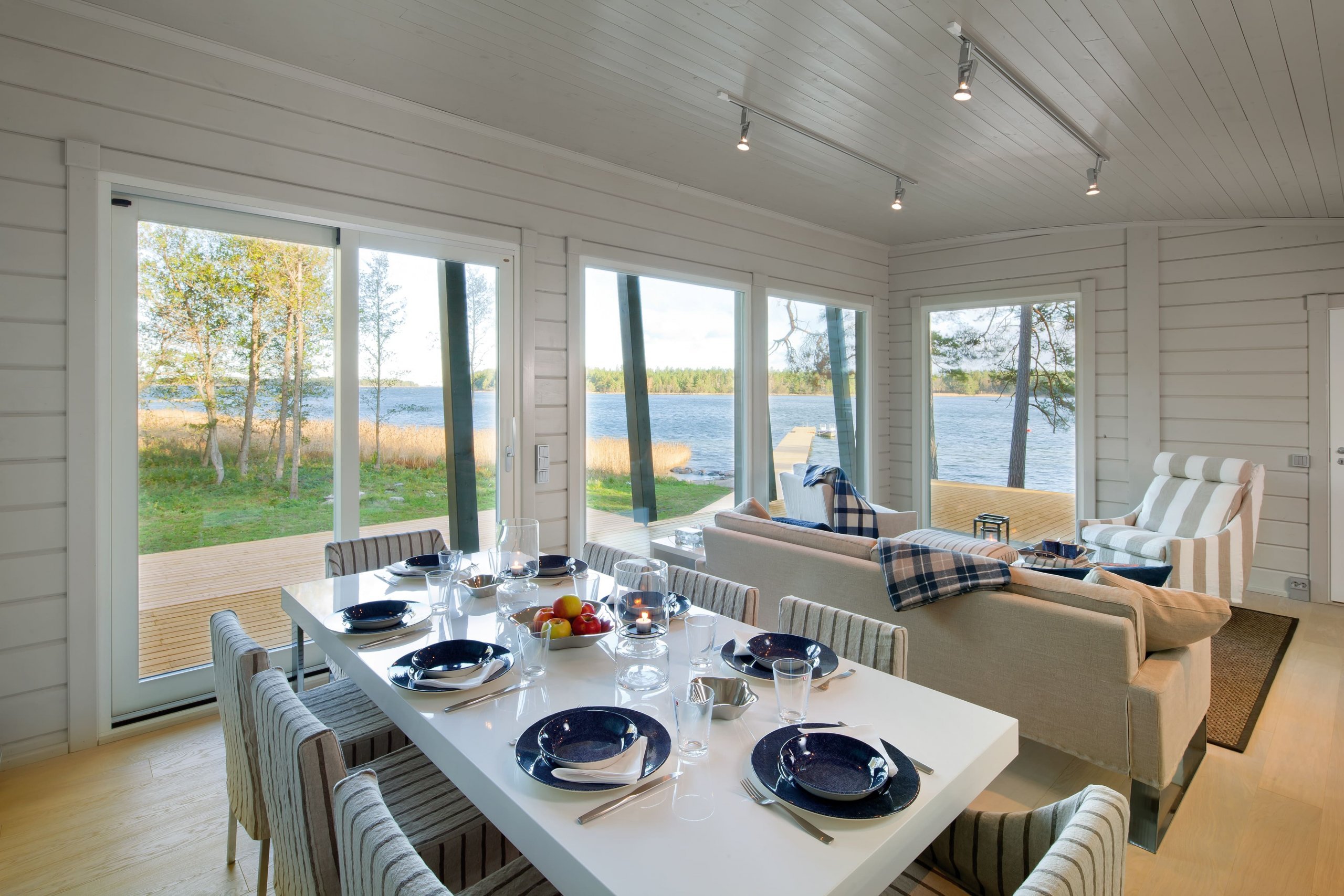 Vnitřní prostory chaty jsou laděny do bílé barvy. Sedací souprava i jídelní prostory nabízejí výhledy na moře