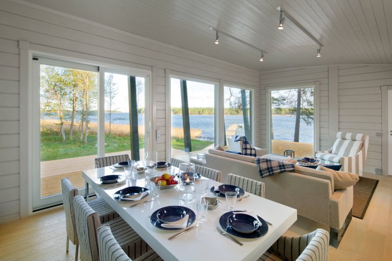 Vnitřní prostory chaty jsou laděny do bílé barvy. Sedací souprava i jídelní prostory nabízejí výhledy na moře