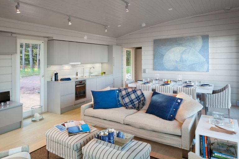 Útulný, světlý interiér je báječným útočištěm. Modré doplňky dotvážejí harmonickou a klidnou atmosféru.