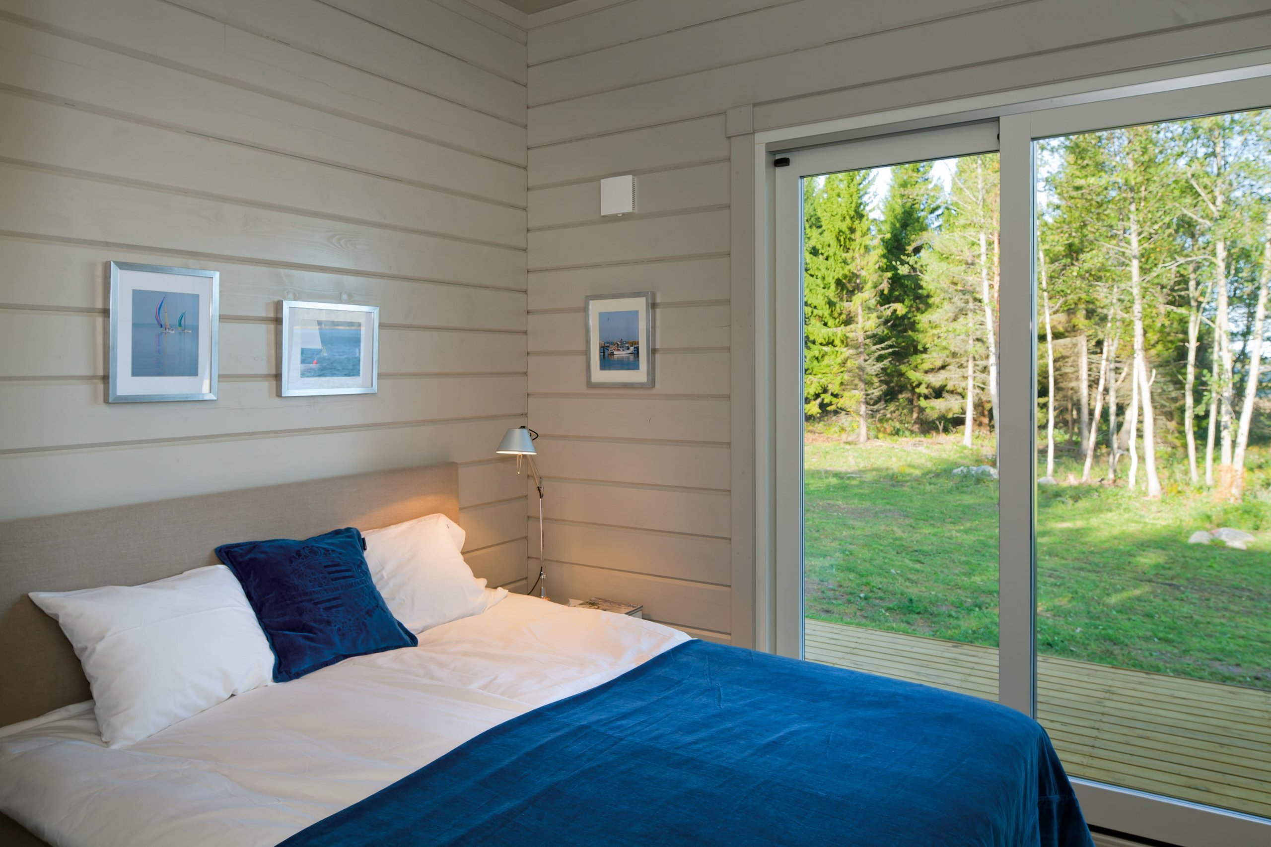 Světlý interiér je doplněn modrými prvky zejména textiliemi.