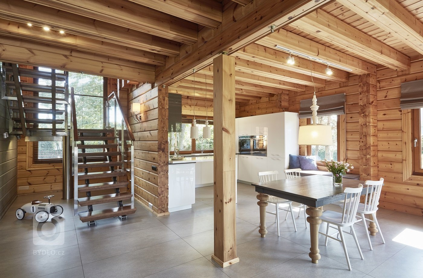 Pohádkový finský srubový dům KONTIO River House 2 se pyšní&nbsp;moderním interiérem, který klade důraz zejména na přírodní tóny&nbsp;a citlivě mísí několik…