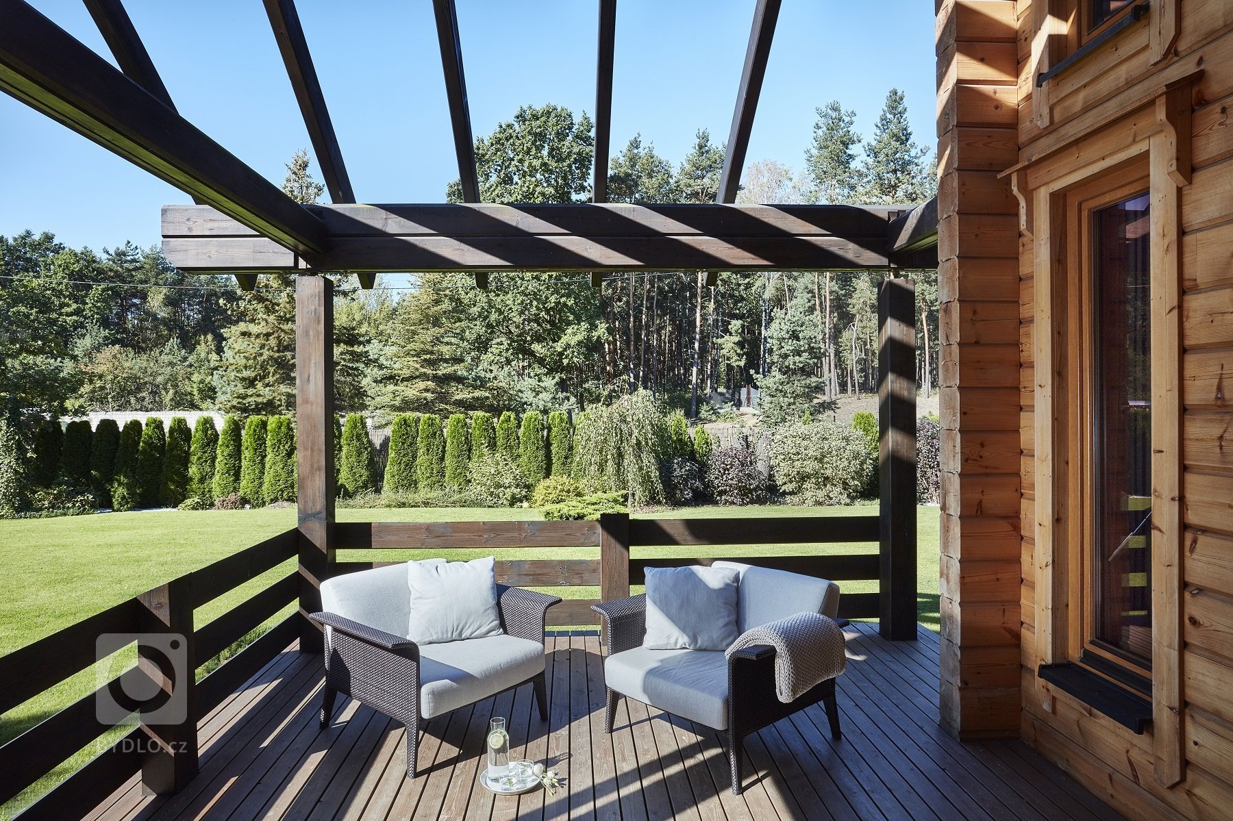 Pohádkový finský srubový dům KONTIO River House 2 se pyšní&nbsp;moderním interiérem, který klade důraz zejména na přírodní tóny&nbsp;a citlivě mísí několik…