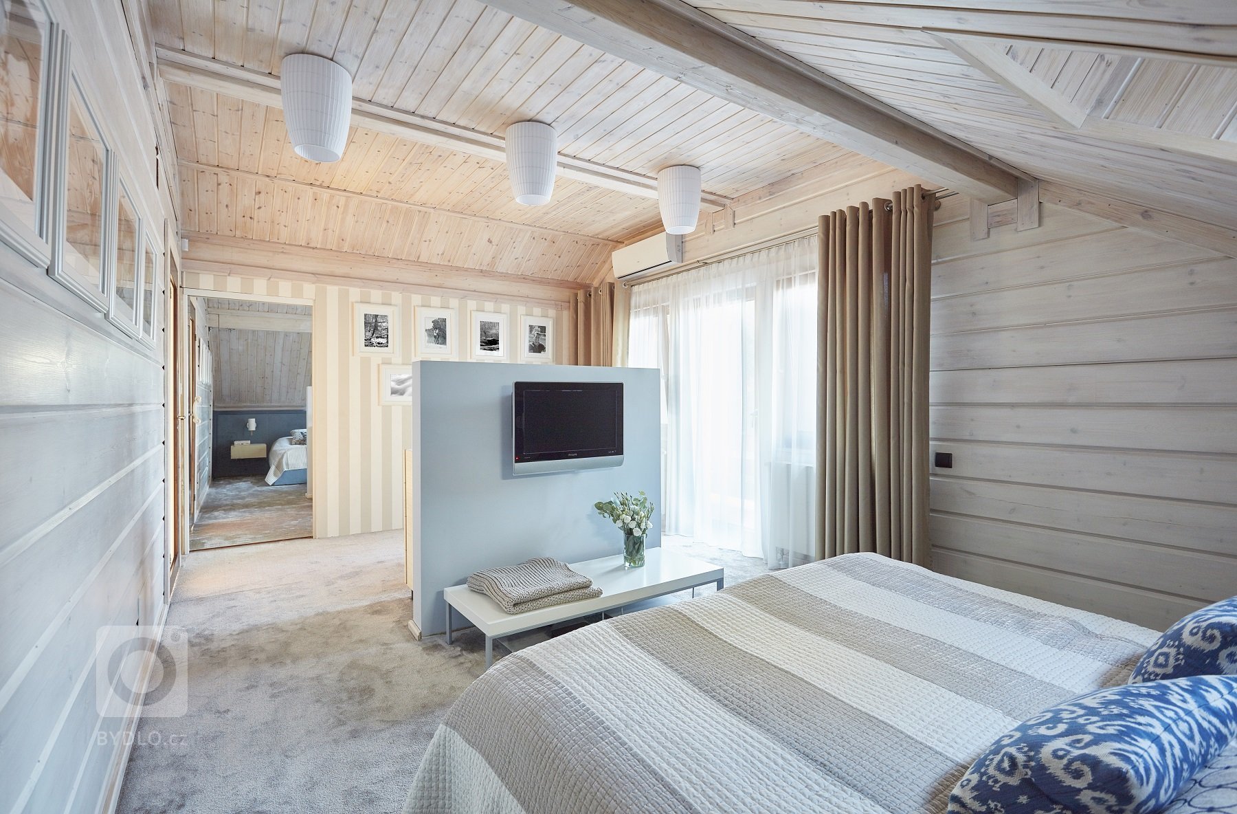 Pohádkový finský srubový dům KONTIO River House 2 se pyšní&nbsp;moderním interiérem, který klade důraz zejména na přírodní tóny&nbsp;a citlivě mísí několik…