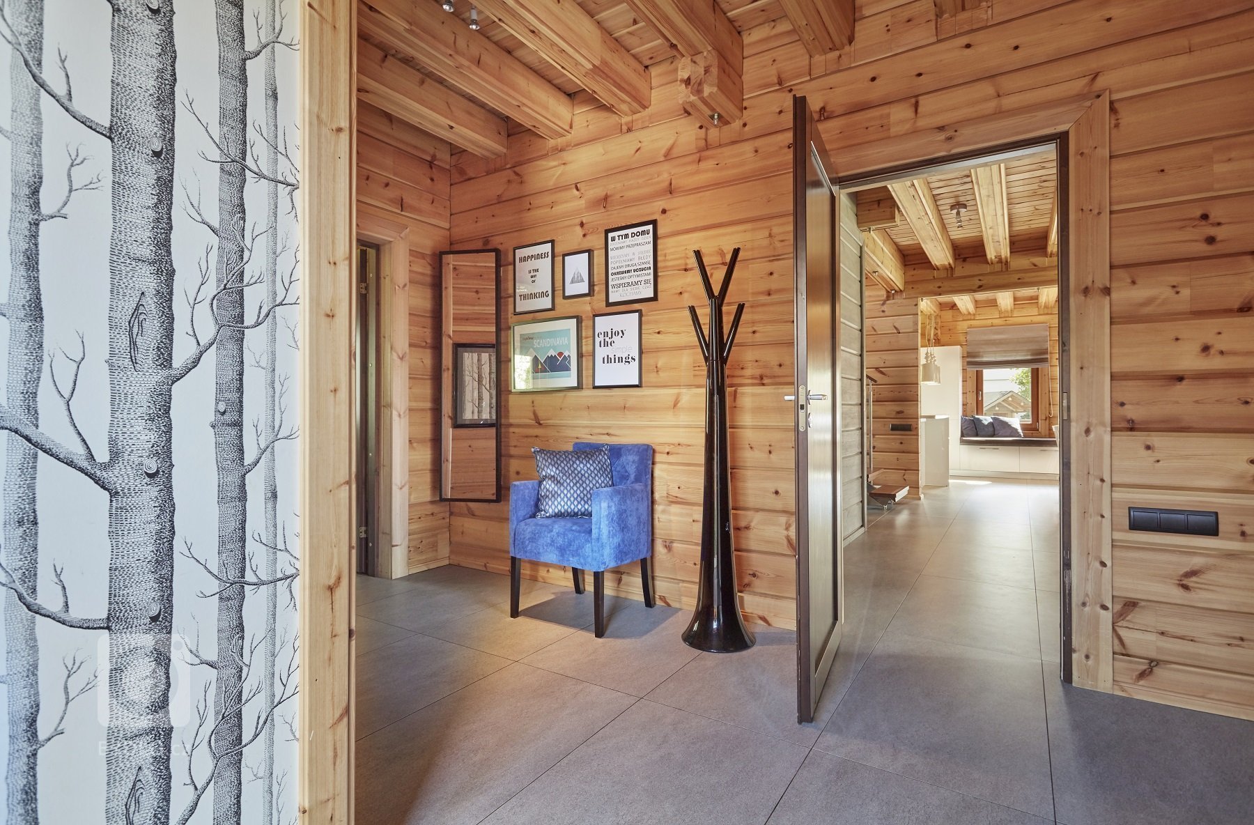 Pohádkový finský srubový dům KONTIO River House 2 se pyšní&nbsp;moderním interiérem, který klade důraz zejména na přírodní tóny&nbsp;a citlivě mísí několik…