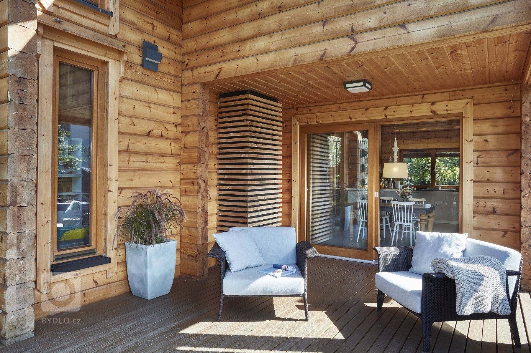 Pohádkový finský srubový dům KONTIO River House 2 se pyšní&nbsp;moderním interiérem, který klade důraz zejména na přírodní tóny&nbsp;a citlivě mísí několik…