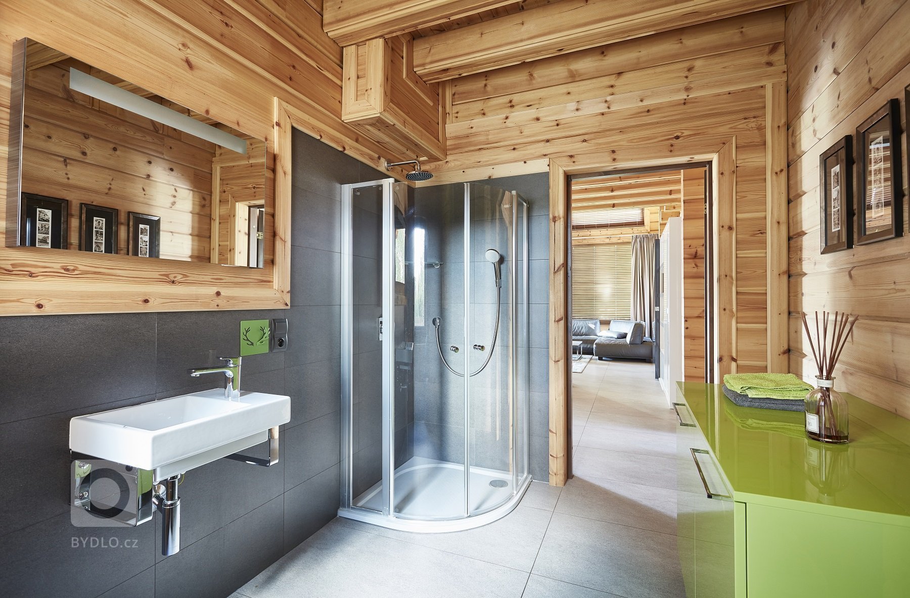 Pohádkový finský srubový dům KONTIO River House 2 se pyšní&nbsp;moderním interiérem, který klade důraz zejména na přírodní tóny&nbsp;a citlivě mísí několik…