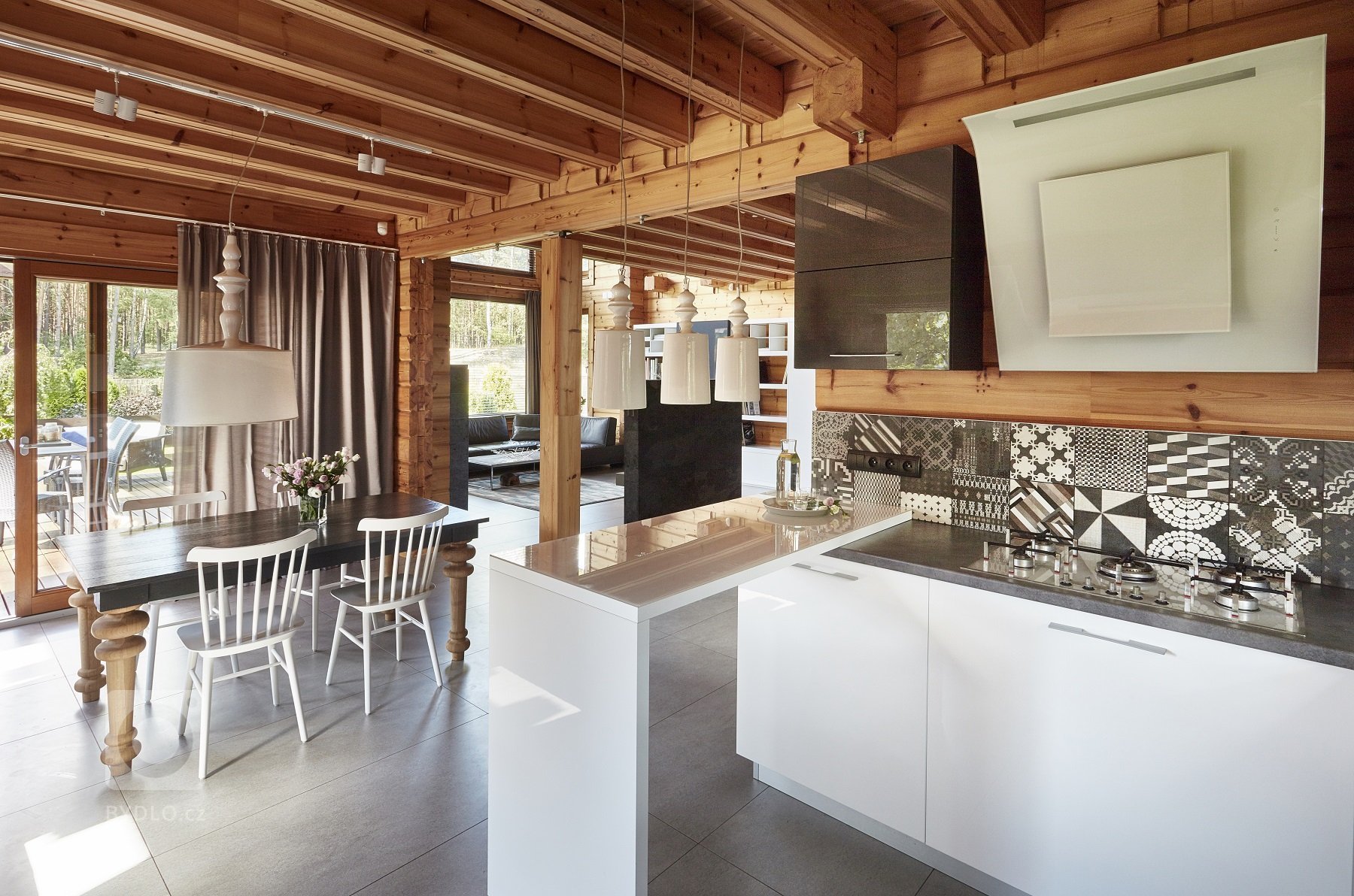 Pohádkový finský srubový dům KONTIO River House 2 se pyšní&nbsp;moderním interiérem, který klade důraz zejména na přírodní tóny&nbsp;a citlivě mísí několik…