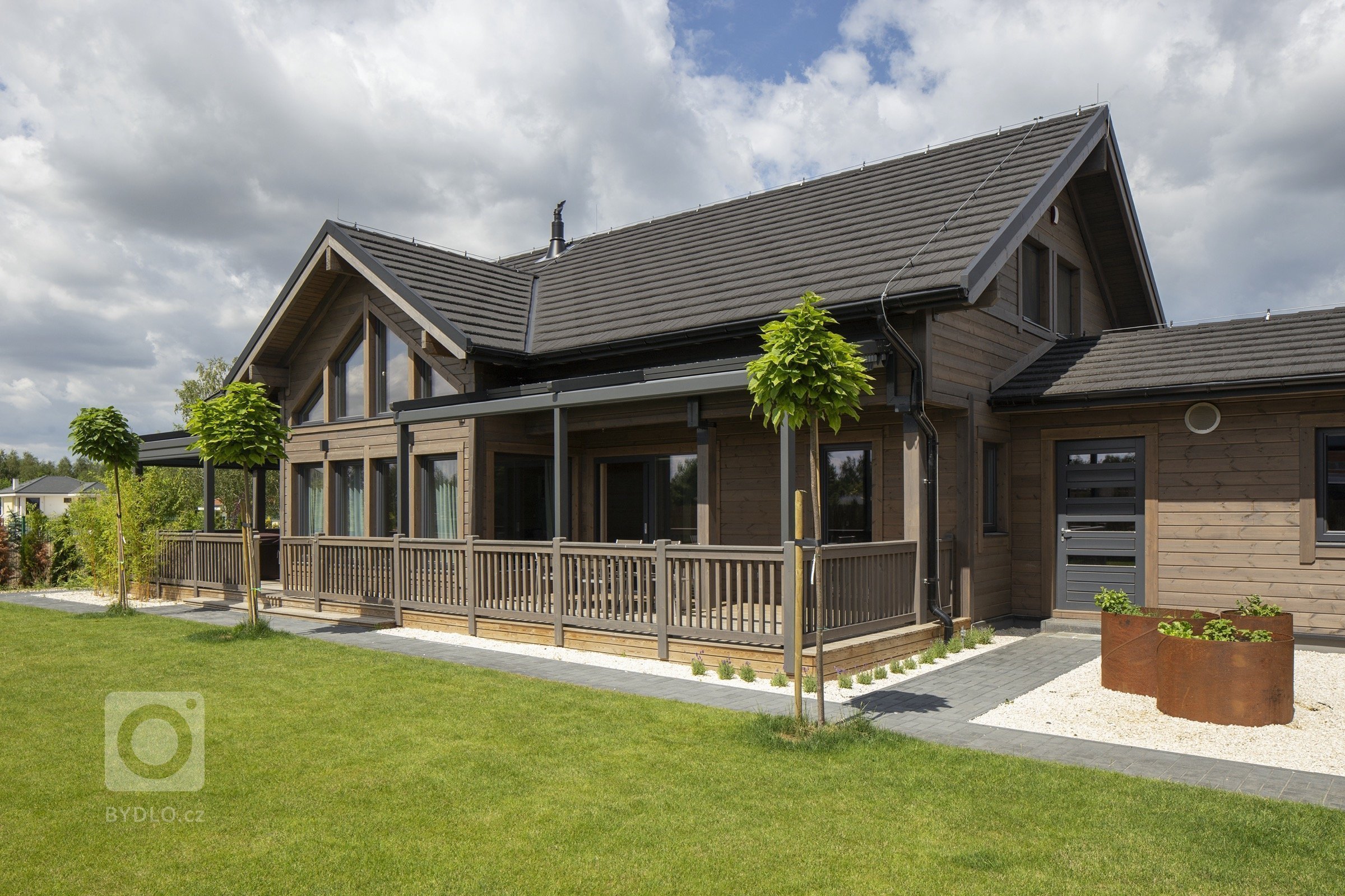 Dům, který navštívíme, leží u našich severních sousedů, vyroben byl ale ještě severněji, ve Finsku, a dovezen na místo určení ve středním Polsku. Přesně tak,…