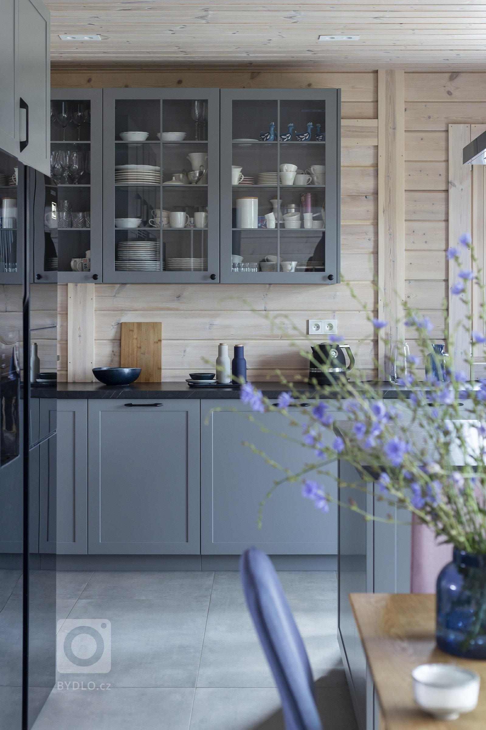 Dům, který navštívíme, leží u našich severních sousedů, vyroben byl ale ještě severněji, ve Finsku, a dovezen na místo určení ve středním Polsku. Přesně tak,…