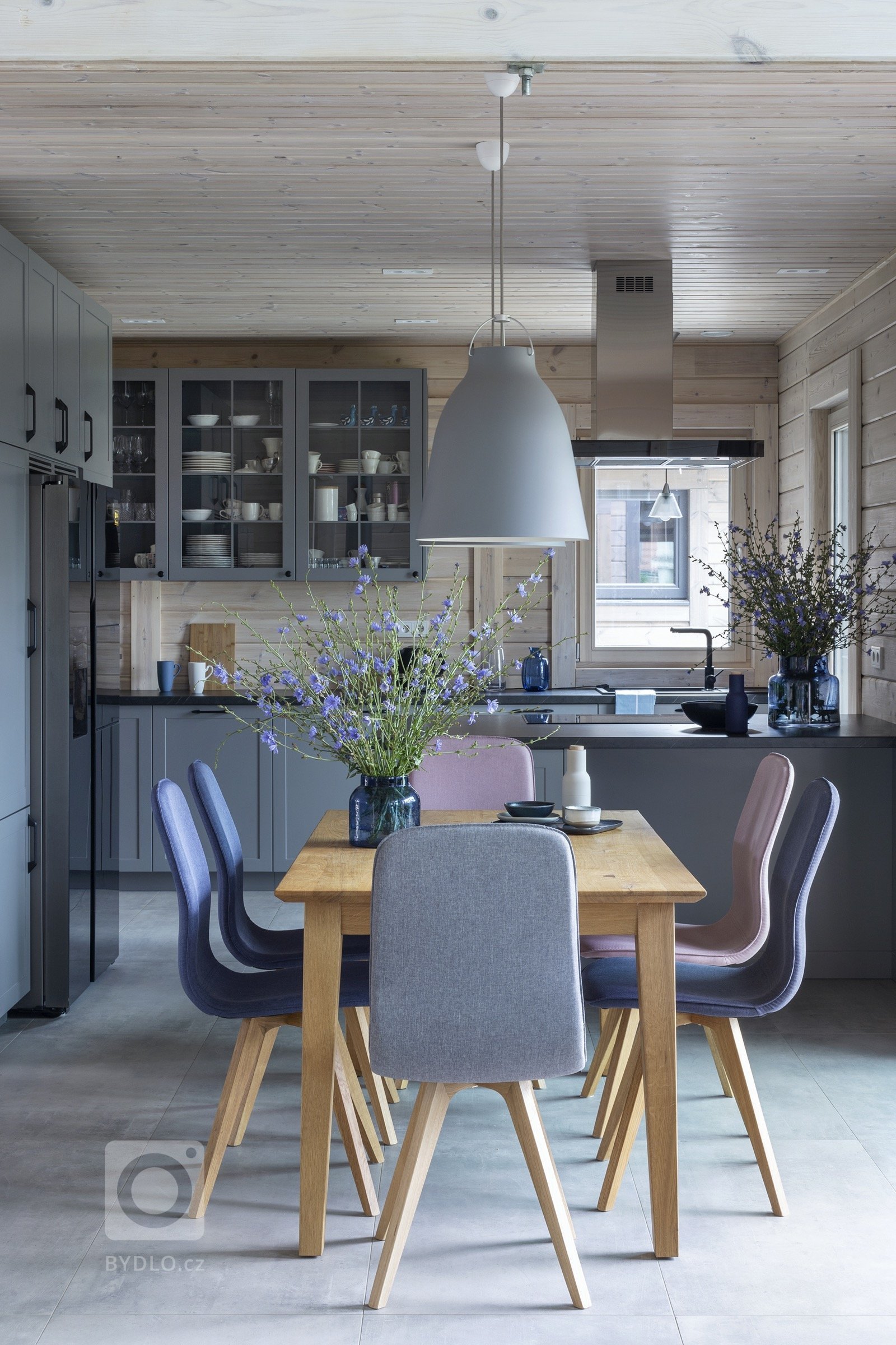 Dům, který navštívíme, leží u našich severních sousedů, vyroben byl ale ještě severněji, ve Finsku, a dovezen na místo určení ve středním Polsku. Přesně tak,…