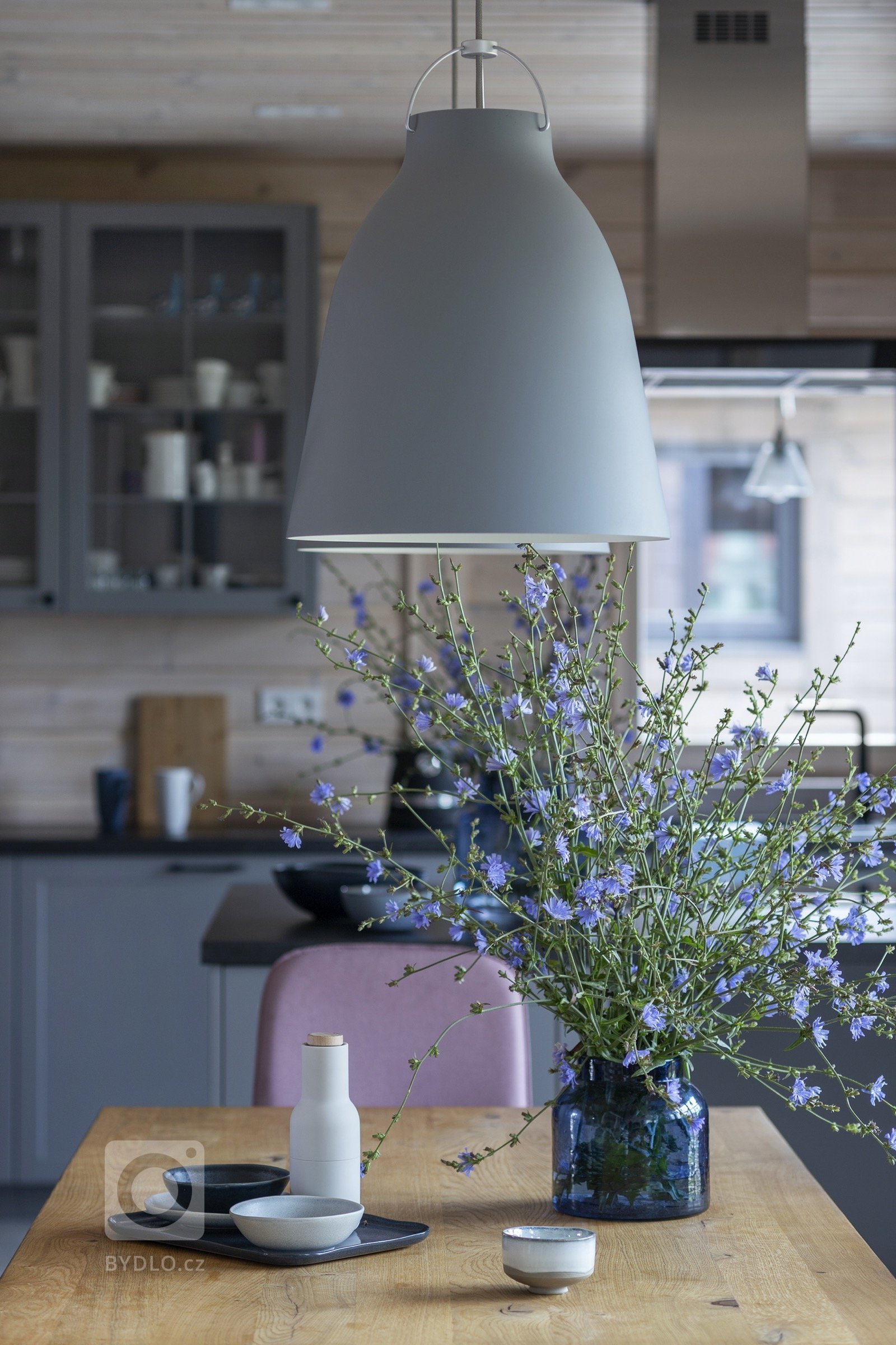 Dům, který navštívíme, leží u našich severních sousedů, vyroben byl ale ještě severněji, ve Finsku, a dovezen na místo určení ve středním Polsku. Přesně tak,…