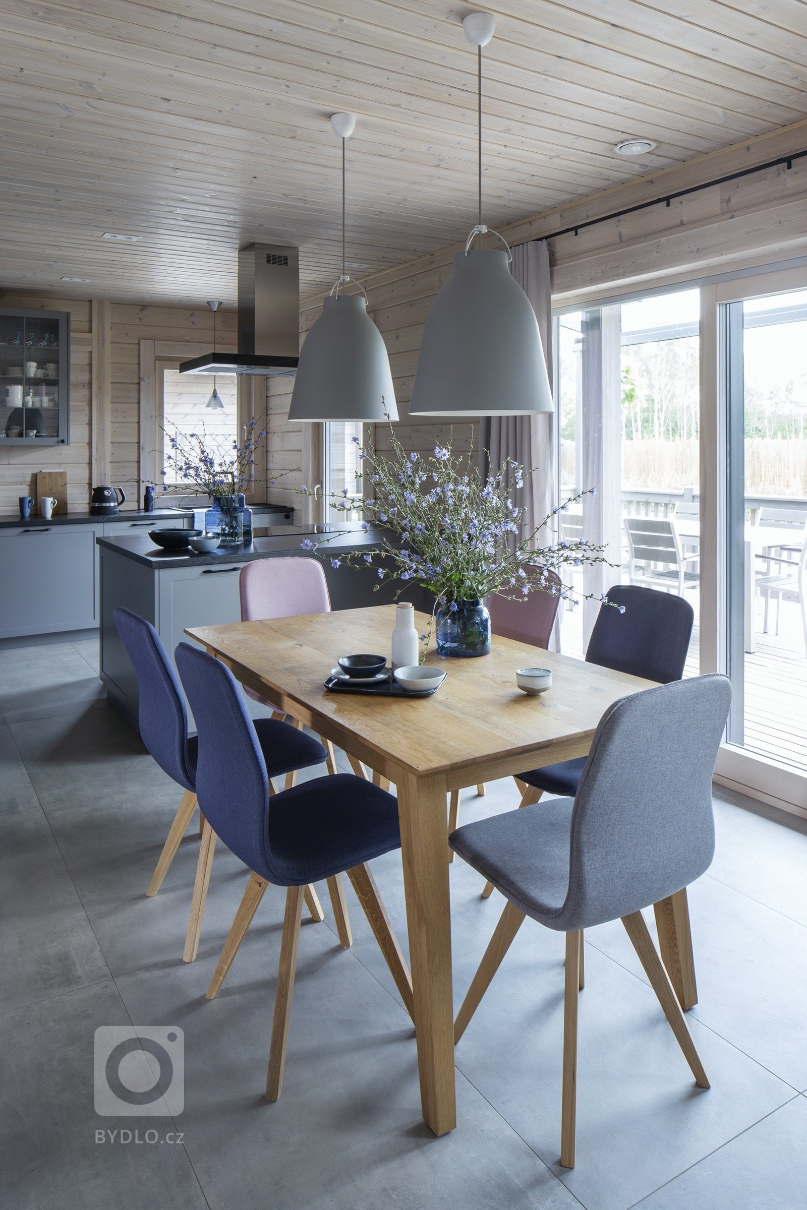 Dům, který navštívíme, leží u našich severních sousedů, vyroben byl ale ještě severněji, ve Finsku, a dovezen na místo určení ve středním Polsku. Přesně tak,…