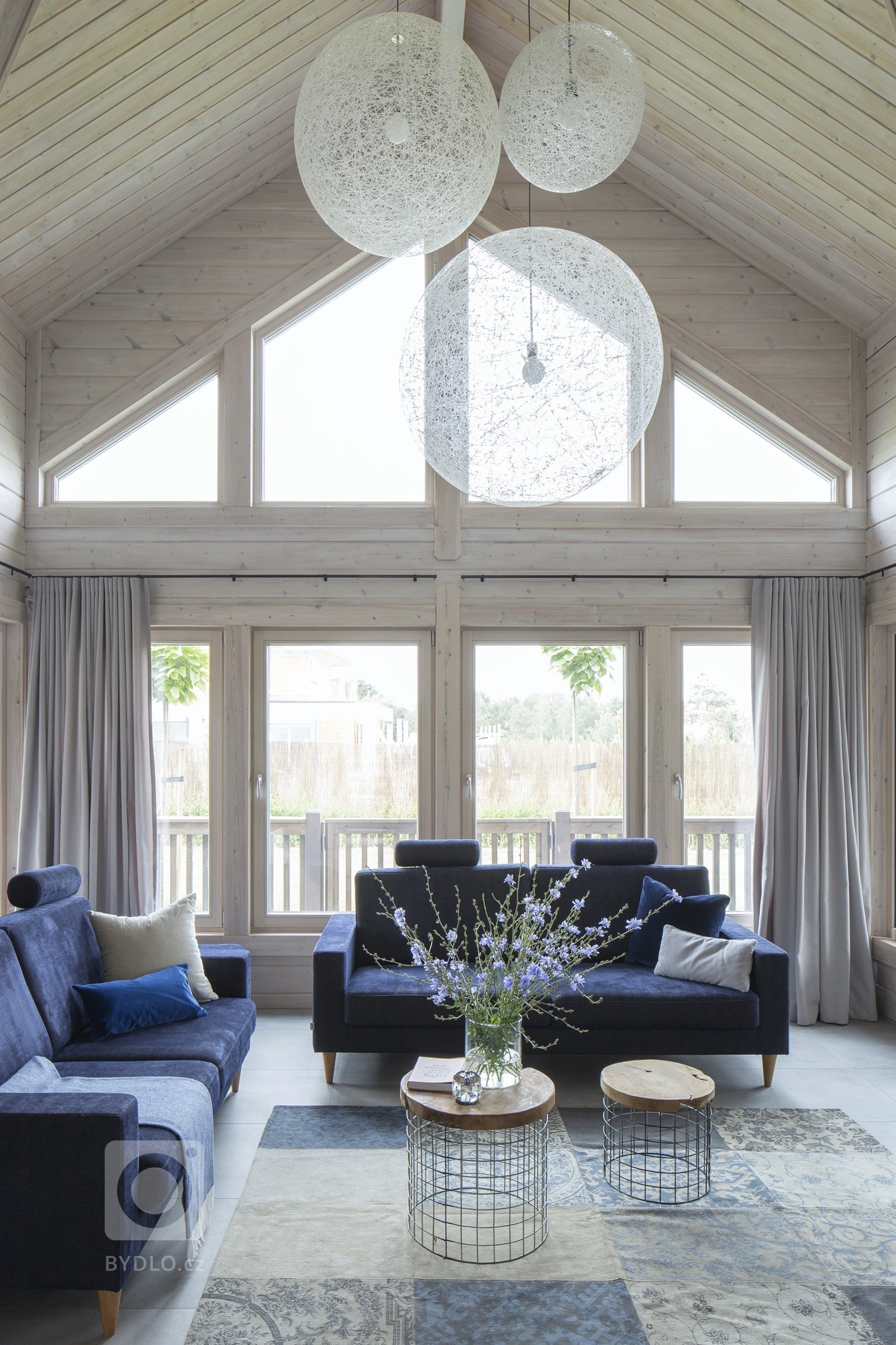 Dům, který navštívíme, leží u našich severních sousedů, vyroben byl ale ještě severněji, ve Finsku, a dovezen na místo určení ve středním Polsku. Přesně tak,…