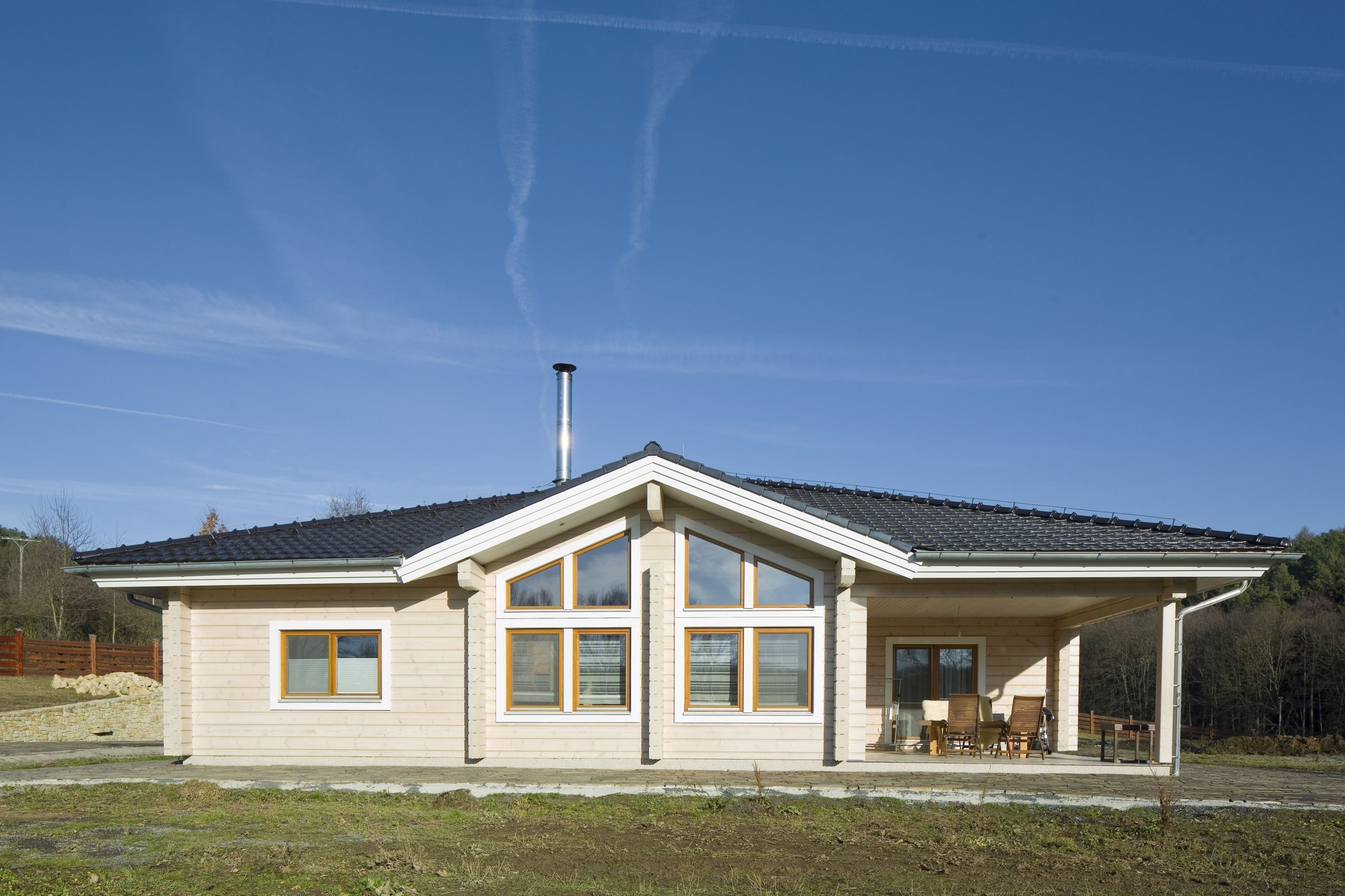 Finský srubový dům se stylovým interiérem v přírodních tónech postavený na Slapech. Dům je postavený technologií nesedavých trámů z arktické borovice
