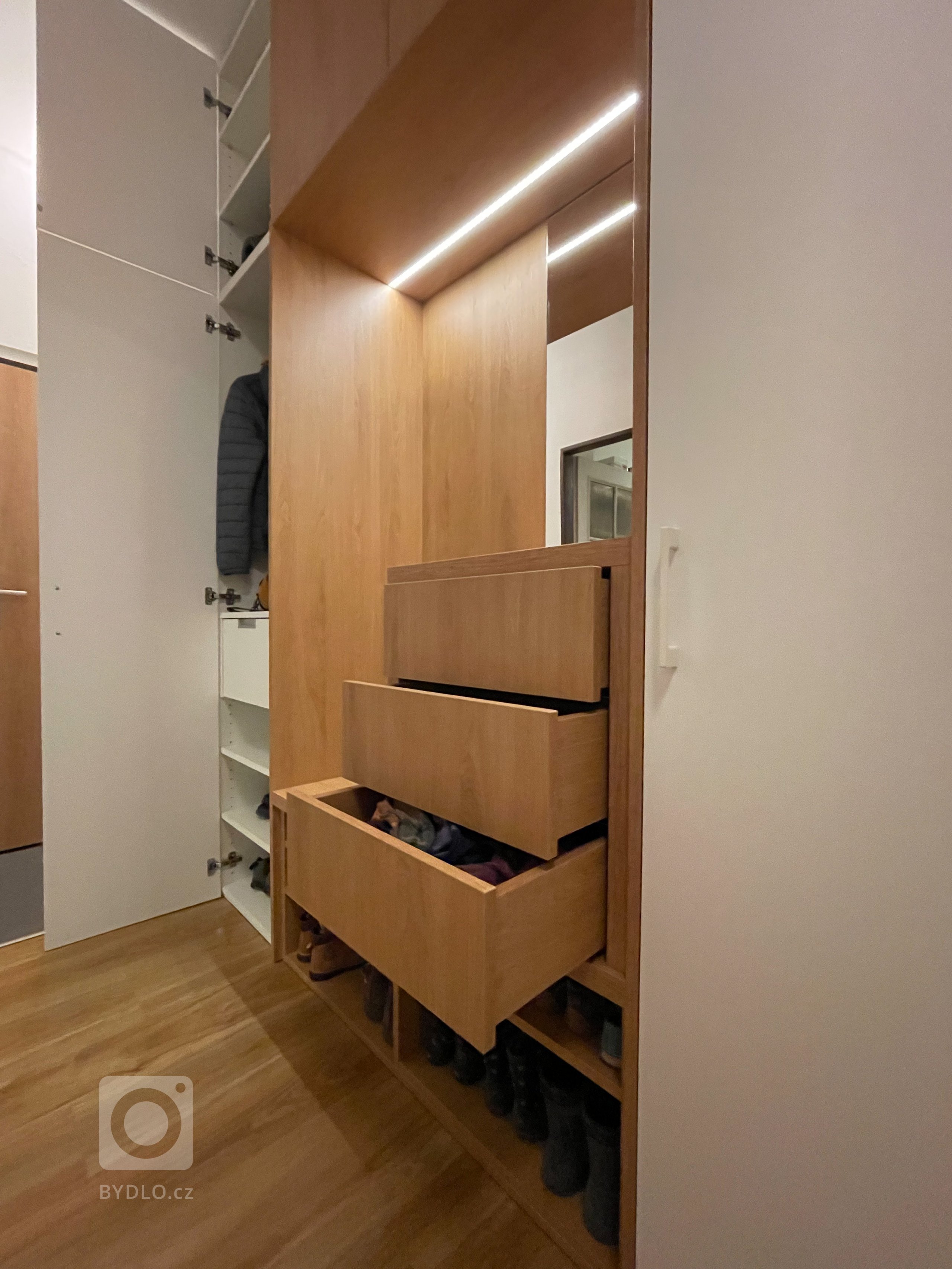 Manželé Vondrovi potřebují nové rozmístnění skříní ve stávající předsíni a nepředpokládají výměnu podlah nebo změnu dispozic. Jsou zde nedávno…