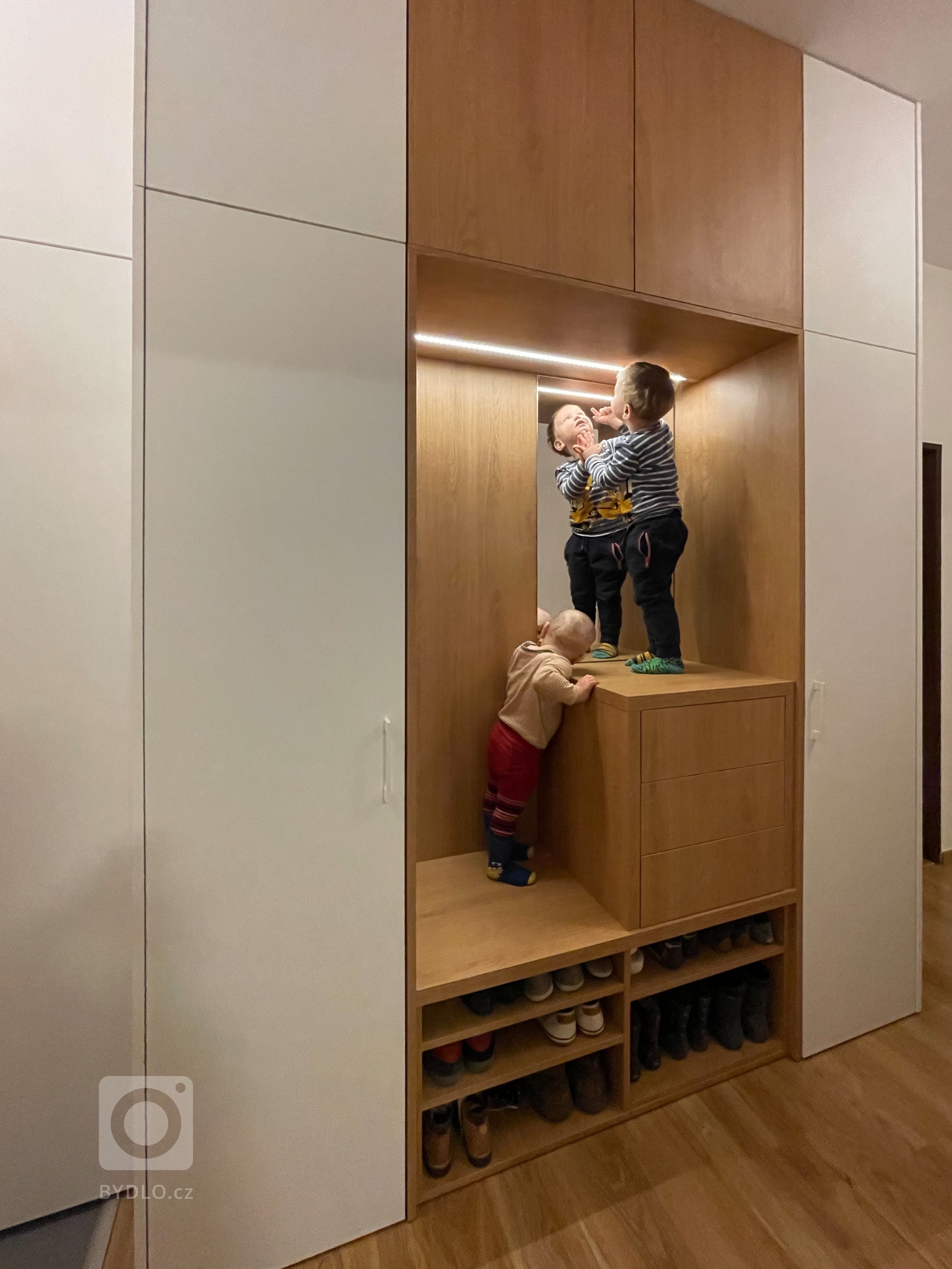 Manželé Vondrovi potřebují nové rozmístnění skříní ve stávající předsíni a nepředpokládají výměnu podlah nebo změnu dispozic. Jsou zde nedávno…