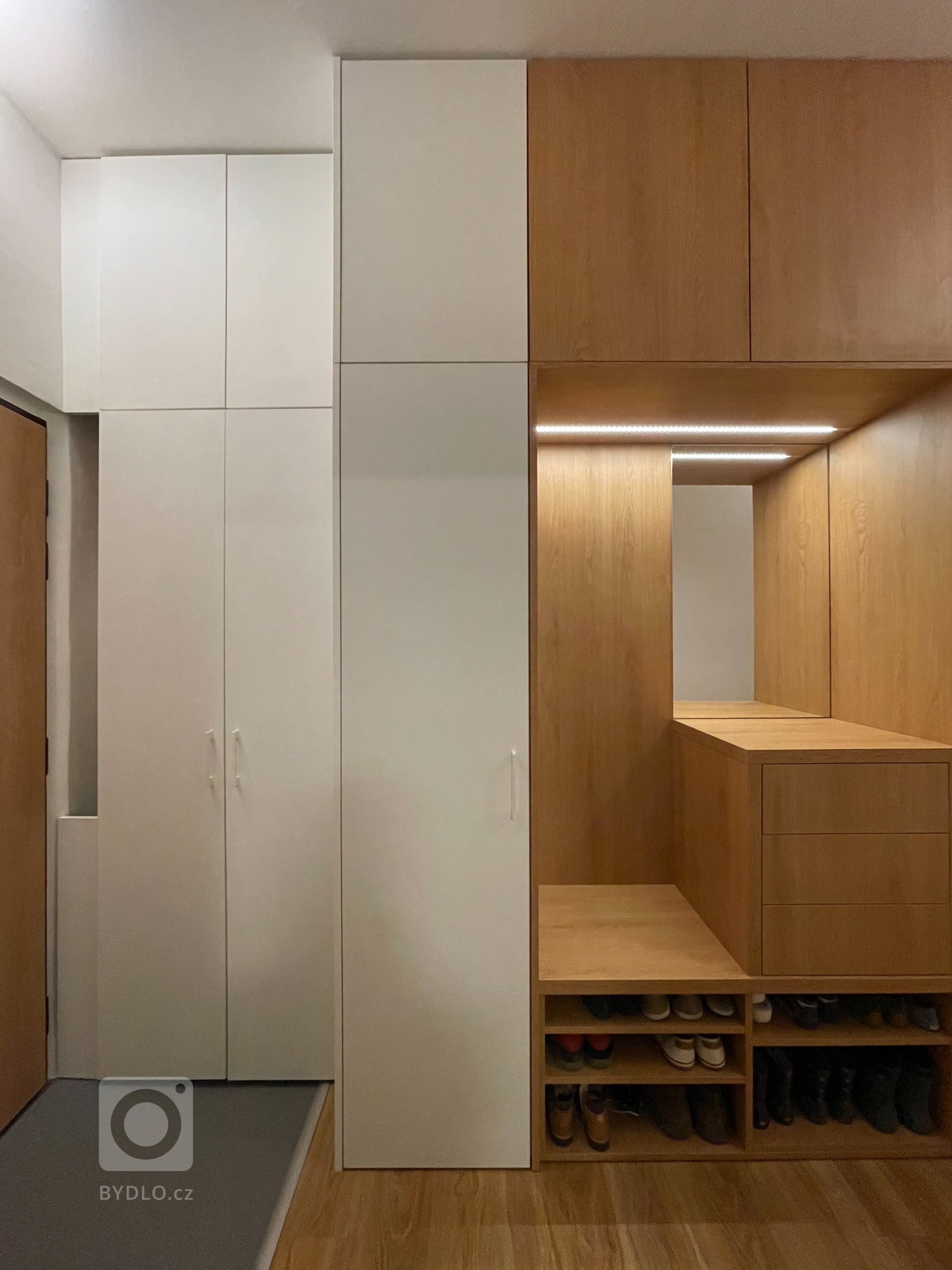 Manželé Vondrovi potřebují nové rozmístnění skříní ve stávající předsíni a nepředpokládají výměnu podlah nebo změnu dispozic. Jsou zde nedávno…