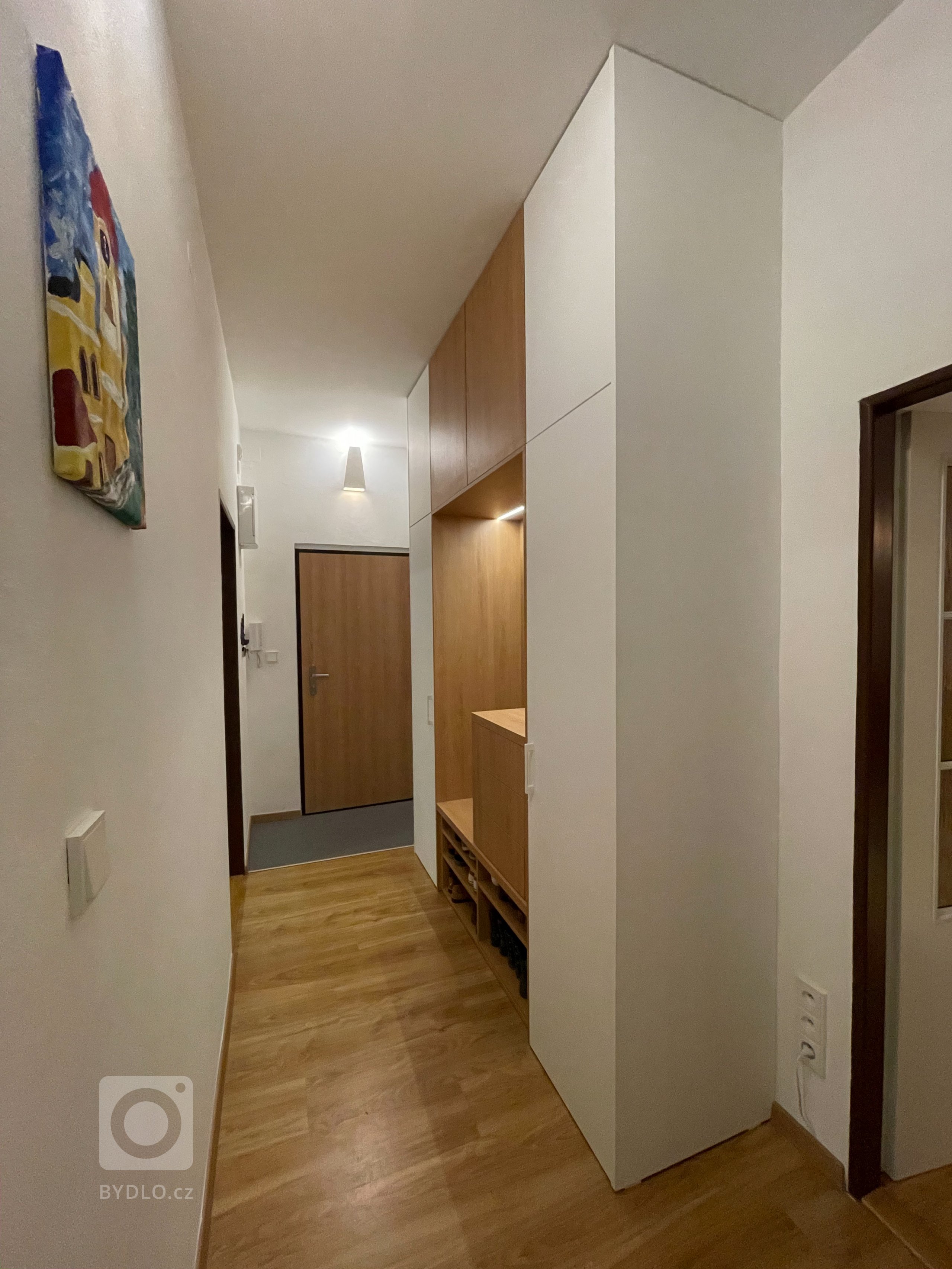 Manželé Vondrovi potřebují nové rozmístnění skříní ve stávající předsíni a nepředpokládají výměnu podlah nebo změnu dispozic. Jsou zde nedávno…