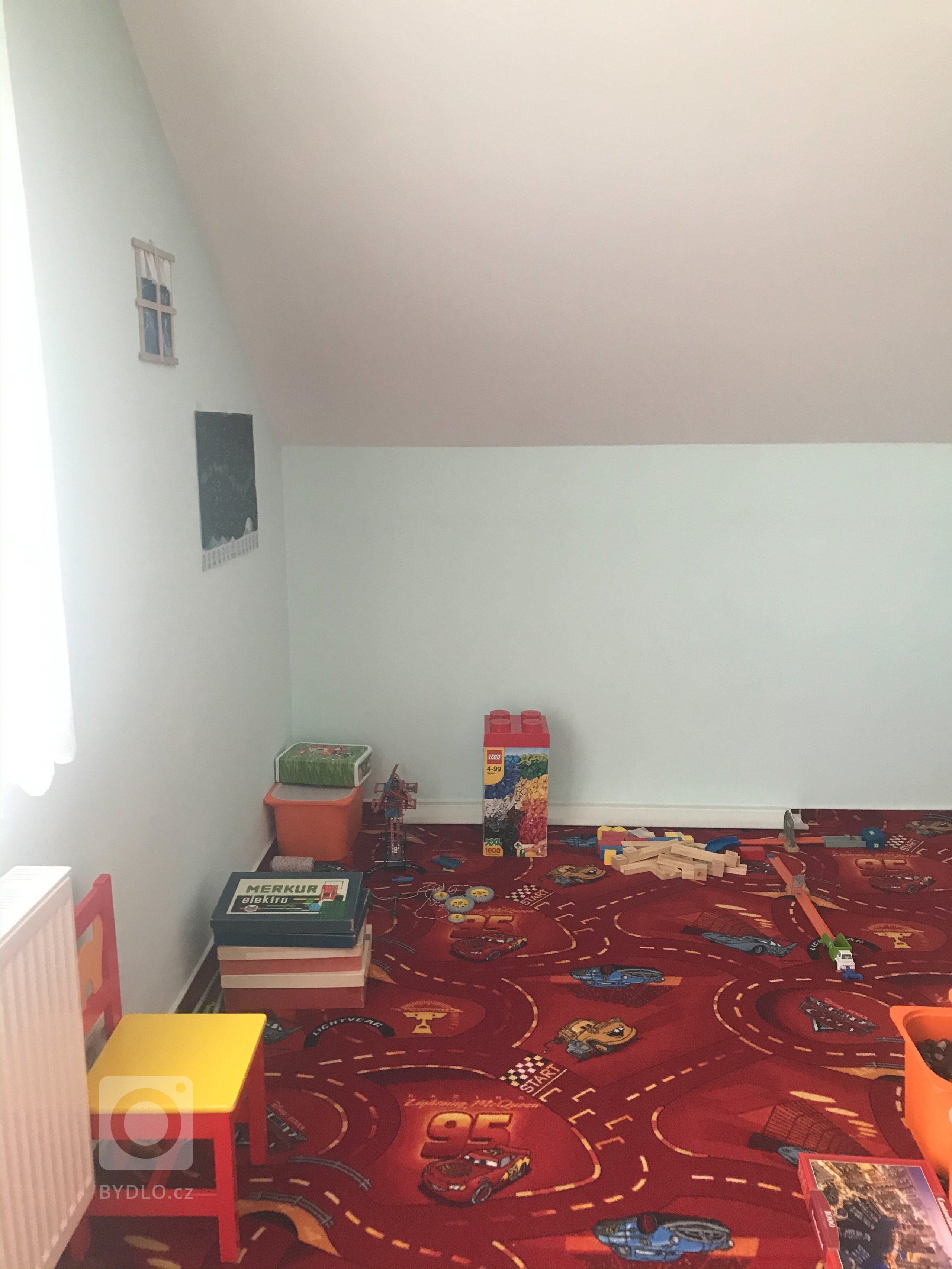 Dvoupodlažní rodinný dům si po delším čase vyžaduje interiérovou obnovu kvůli novým požadavkům rostoucích dětí a práce rodičů z domova. Přáním klientů bylo…