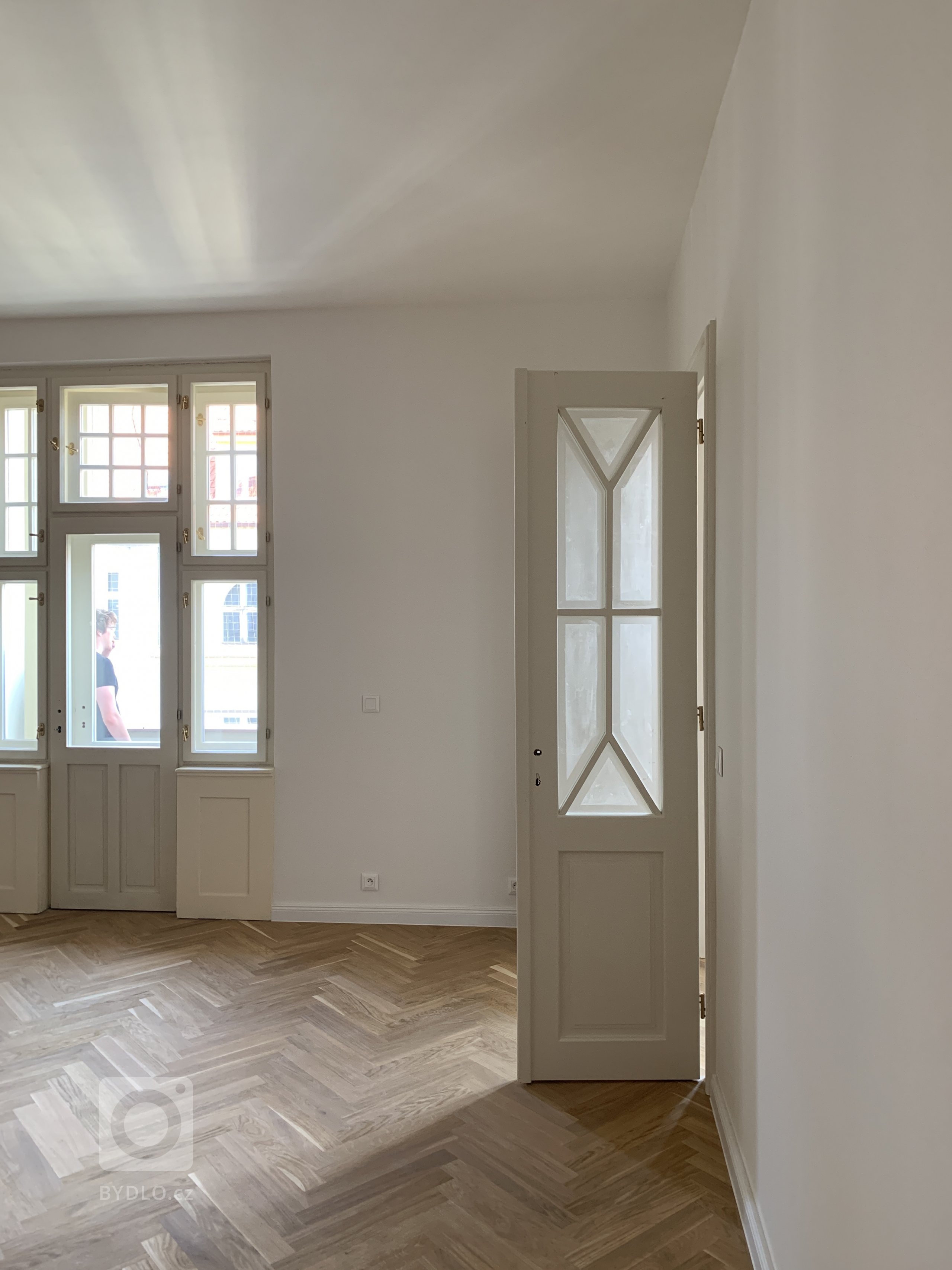 Mladý pár si v krásné lokalitě Prahy 6 nedaleko parku Stromovka pořídil byt s chodbou, ze které se vchází přímo do hlavního pokoje a následně do ložnice se…