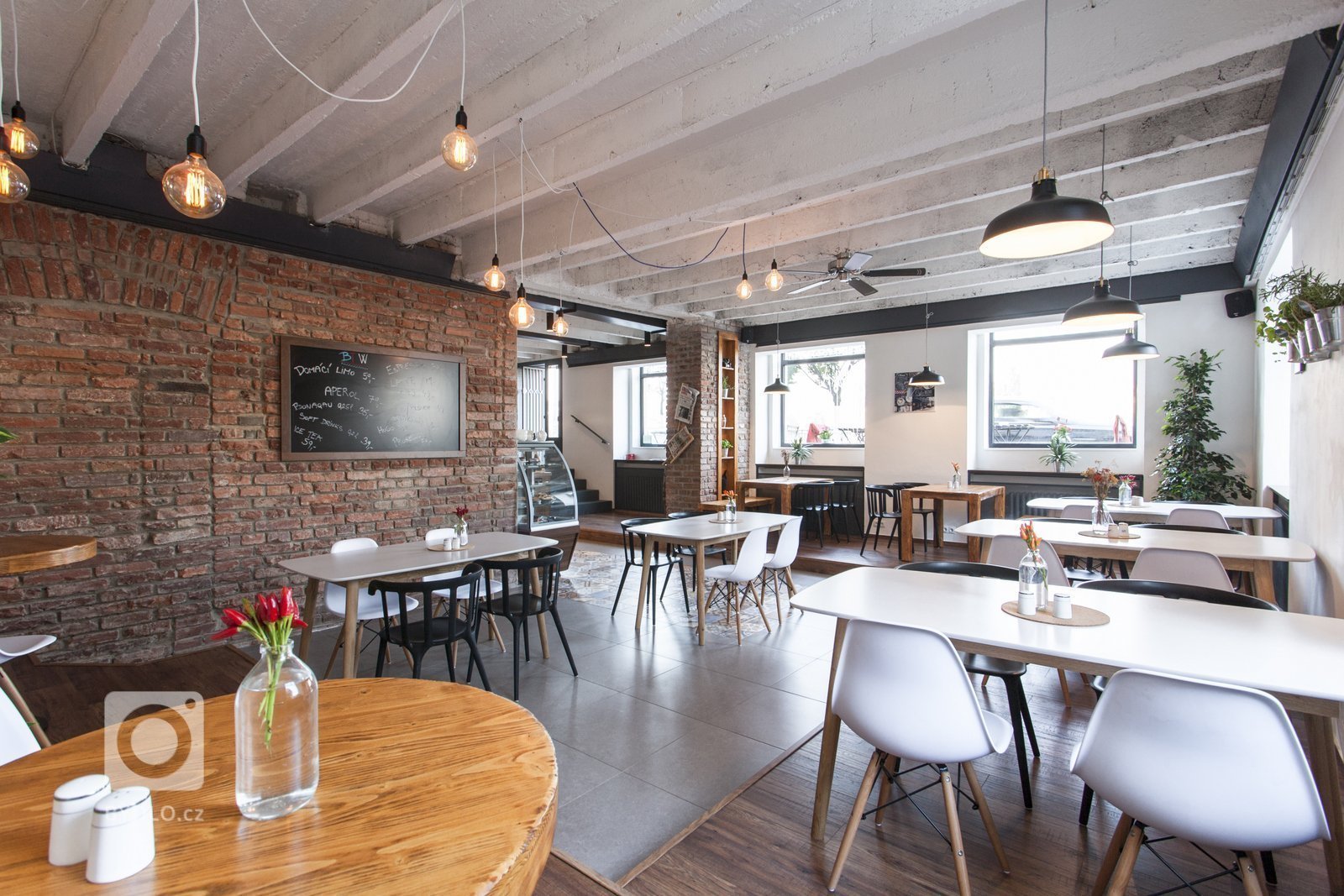 Tento prostor jsme ve dvou měscích přetvořili z kanceláří na BISTRO, které teď můžete navštívit cestou na náplavku. Bistro se nachází na rohu Palackého náměstí…