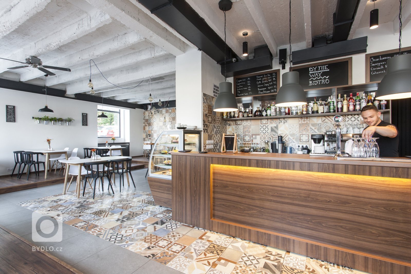 Tento prostor jsme ve dvou měscích přetvořili z kanceláří na BISTRO, které teď můžete navštívit cestou na náplavku. Bistro se nachází na rohu Palackého náměstí…