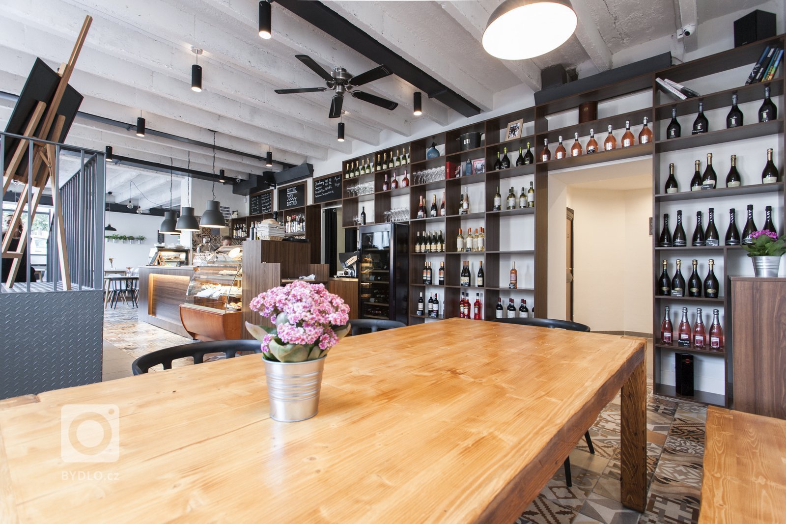 Tento prostor jsme ve dvou měscích přetvořili z kanceláří na BISTRO, které teď můžete navštívit cestou na náplavku. Bistro se nachází na rohu Palackého náměstí…