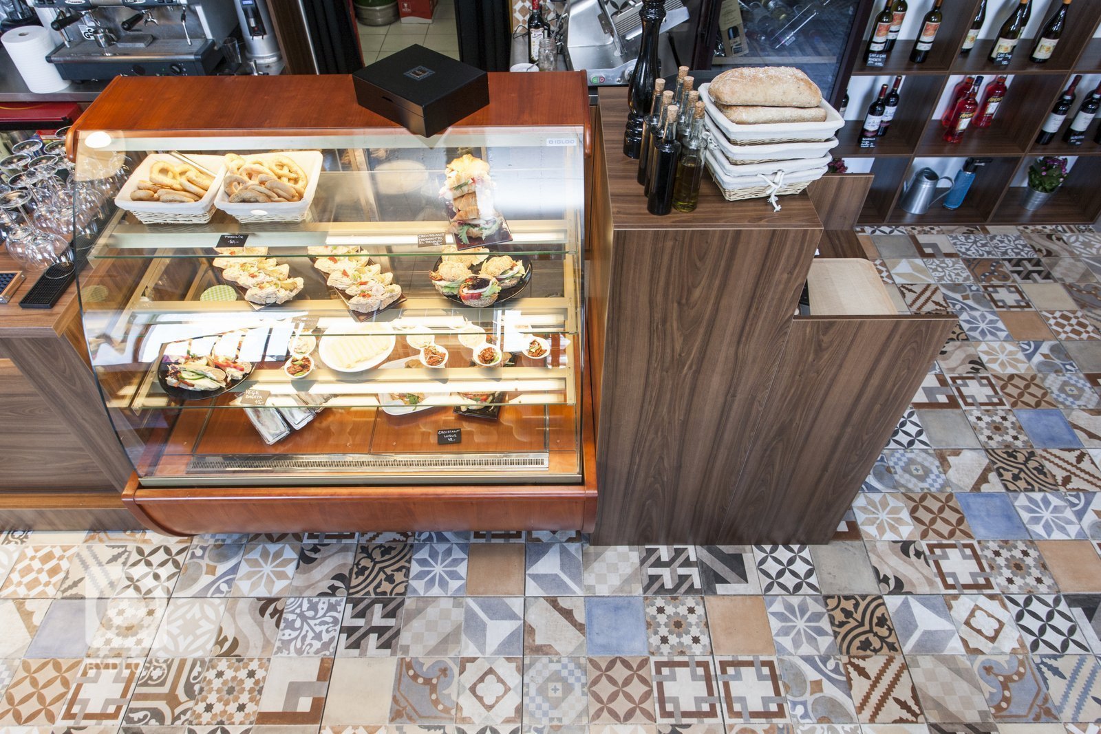 Tento prostor jsme ve dvou měscích přetvořili z kanceláří na BISTRO, které teď můžete navštívit cestou na náplavku. Bistro se nachází na rohu Palackého náměstí…