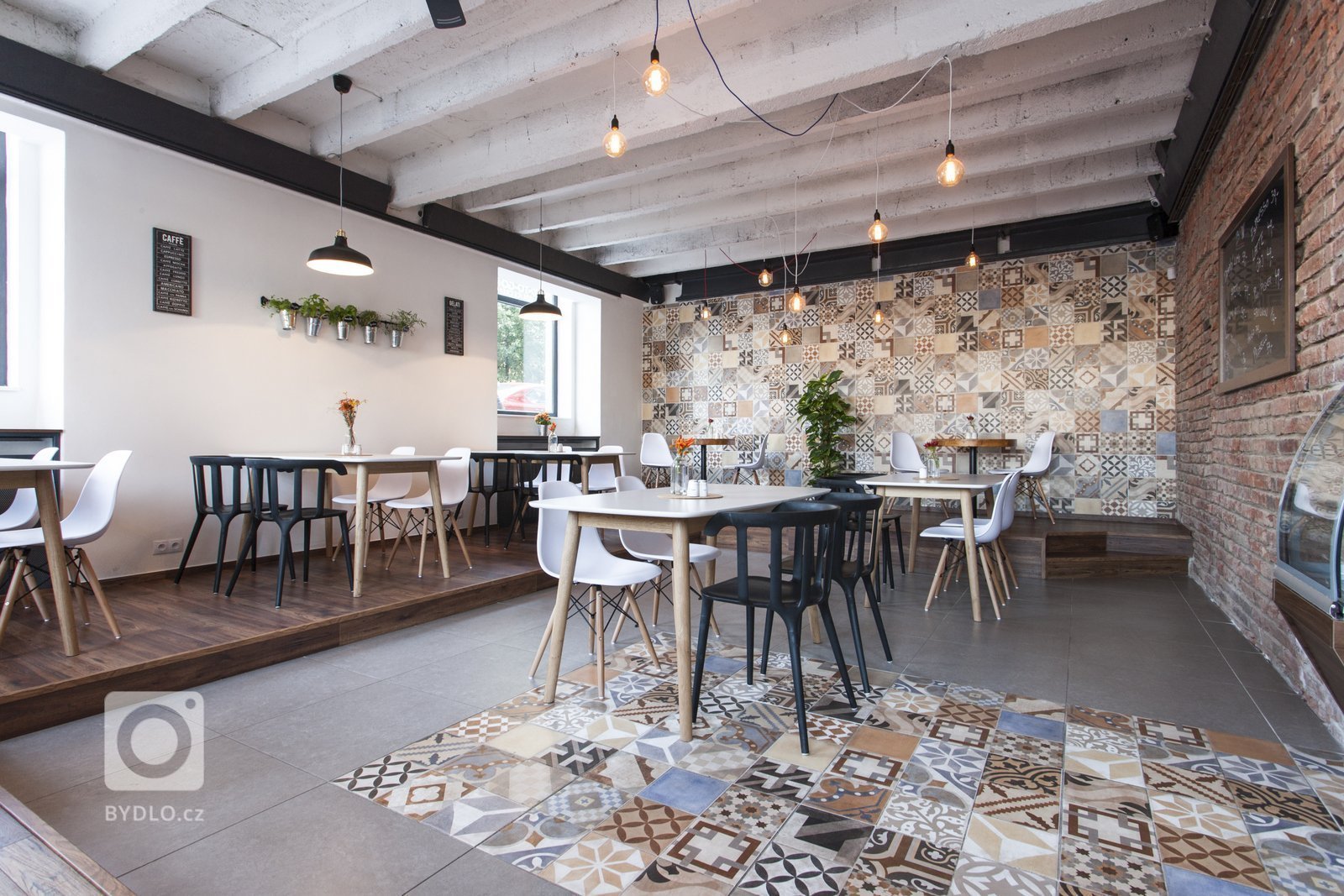 Tento prostor jsme ve dvou měscích přetvořili z kanceláří na BISTRO, které teď můžete navštívit cestou na náplavku. Bistro se nachází na rohu Palackého náměstí…